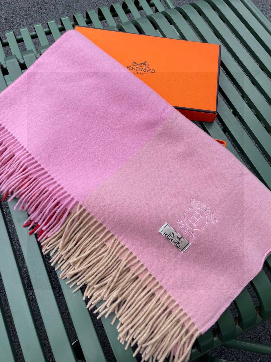 ✨爱马仕最新款，H刺绣系列羊毛毯，大爱三配色。真的太喜欢爱马仕的这款配色了，真的是给家居生活注入新的活力