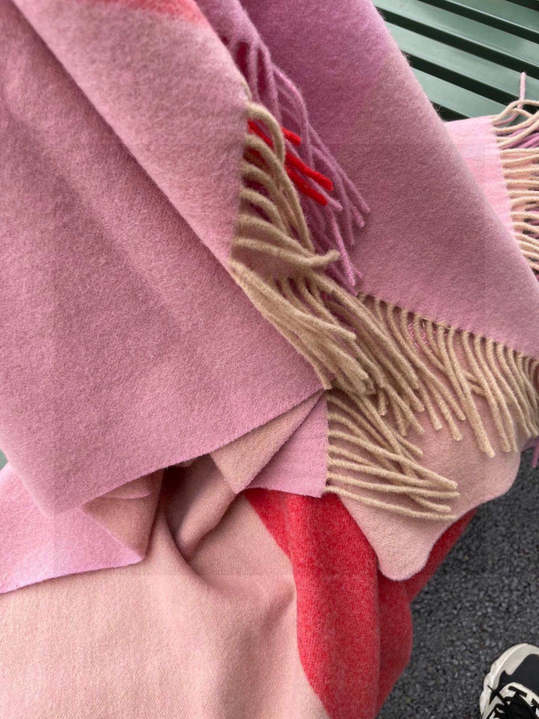 ✨爱马仕最新款，H刺绣系列羊毛毯，大爱三配色。真的太喜欢爱马仕的这款配色了，真的是给家居生活注入新的活力