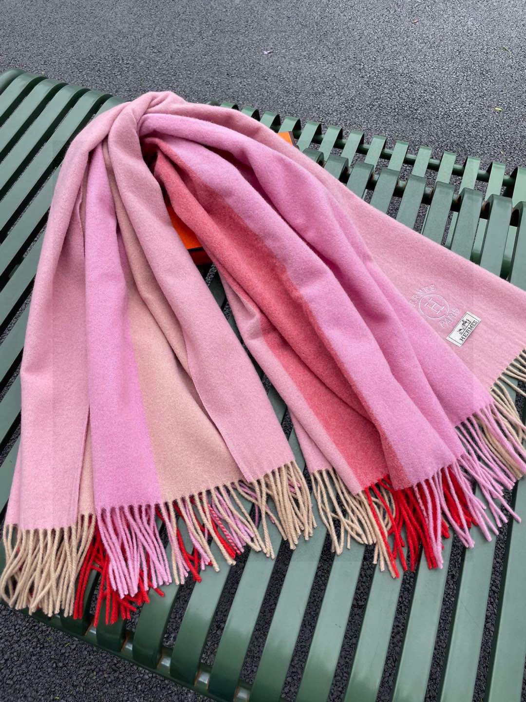 ✨爱马仕最新款，H刺绣系列羊毛毯，大爱三配色。真的太喜欢爱马仕的这款配色了，真的是给家居生活注入新的活力