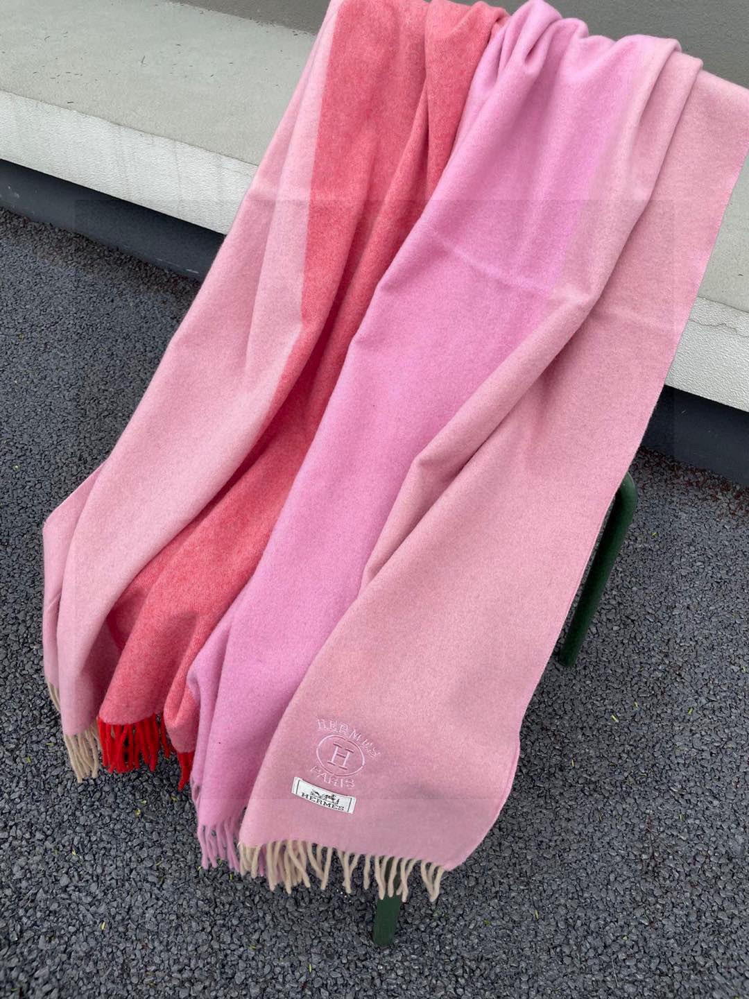 ✨爱马仕最新款，H刺绣系列羊毛毯，大爱三配色。真的太喜欢爱马仕的这款配色了，真的是给家居生活注入新的活力