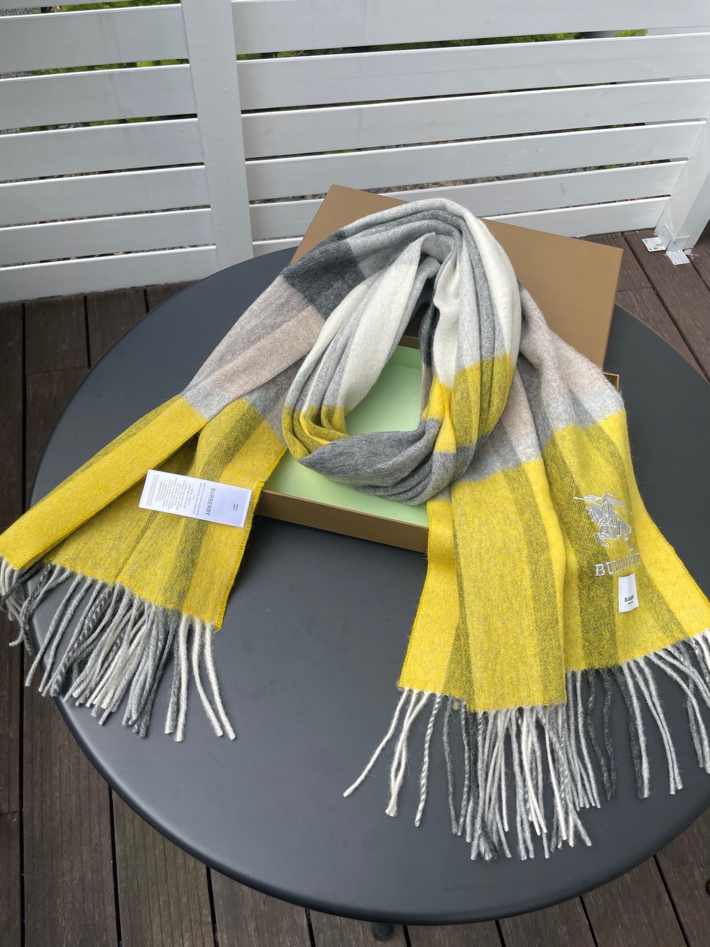 巴宝莉男女士披肩✨羊绒经典格纹👐围巾♨️高尖端产物⚠️，经典logo刺绣，时尚大牌的顶尖设计款💕拿到手你