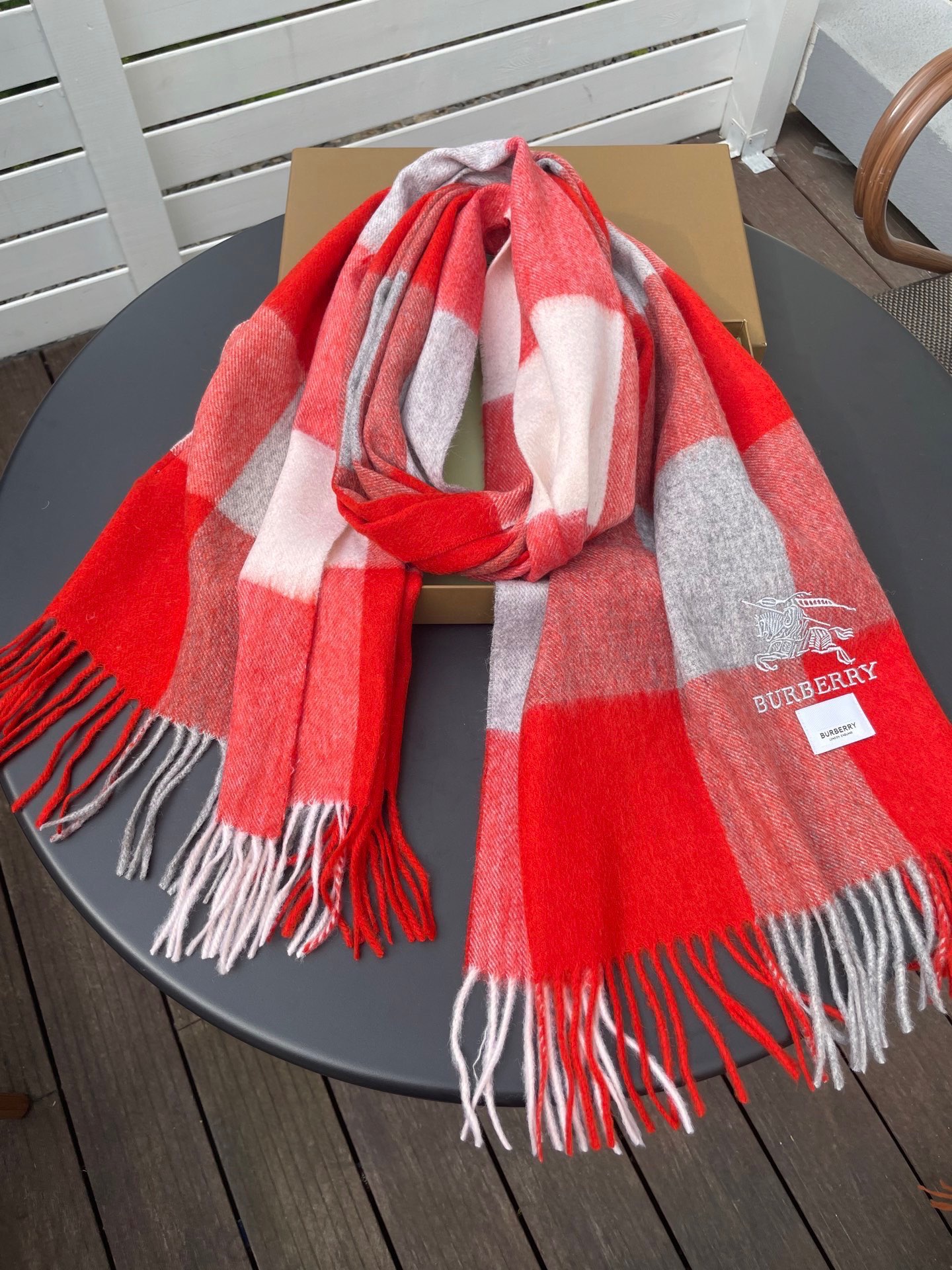 巴宝莉男女士披肩✨羊绒经典格纹👐围巾♨️高尖端产物⚠️，经典logo刺绣，时尚大牌的顶尖设计款💕拿到手你