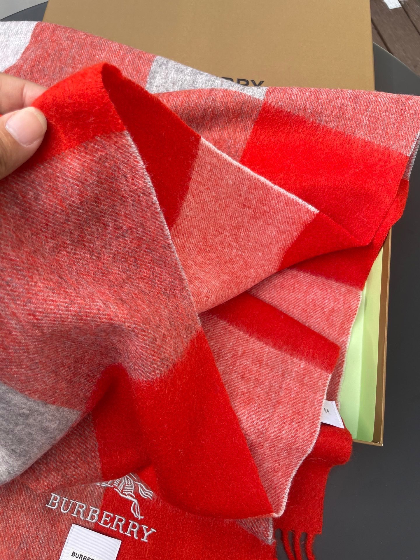 巴宝莉男女士披肩✨羊绒经典格纹👐围巾♨️高尖端产物⚠️，经典logo刺绣，时尚大牌的顶尖设计款💕拿到手你