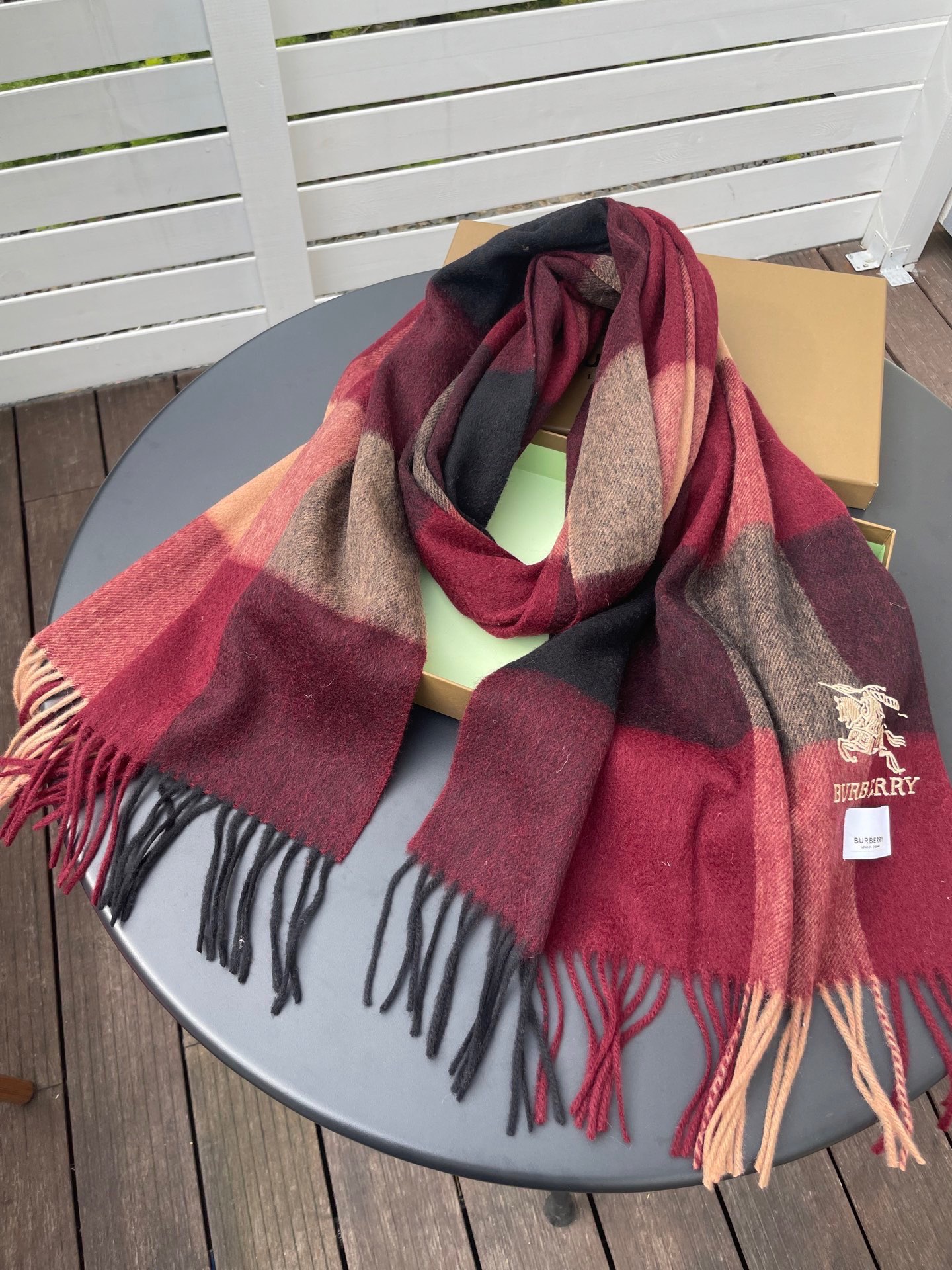 巴宝莉男女士披肩✨羊绒经典格纹👐围巾♨️高尖端产物⚠️，经典logo刺绣，时尚大牌的顶尖设计款💕拿到手你