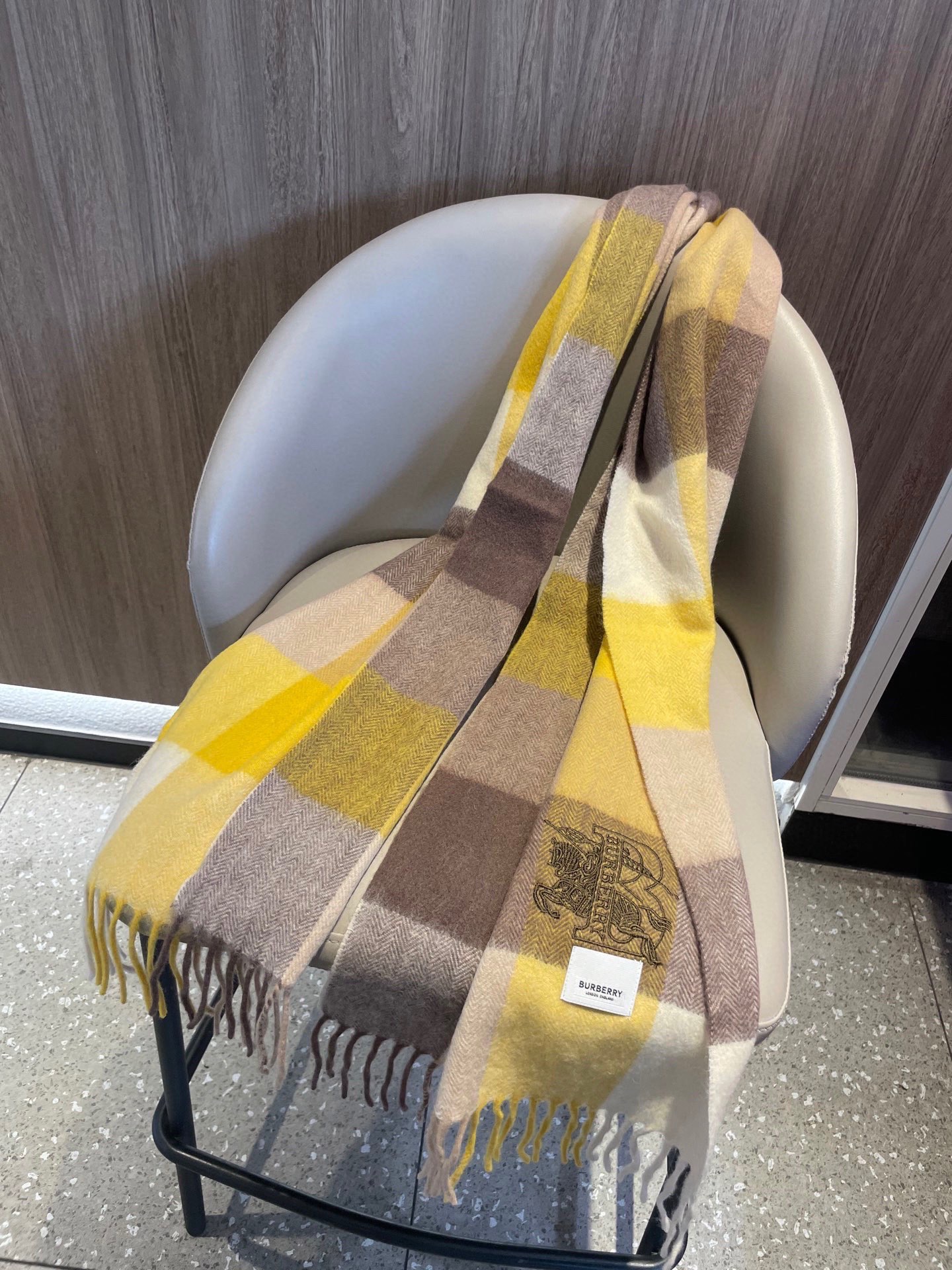 新款🐂牛货，巴宝莉男士女士（格纹战马刺绣）围巾，款式魅力，是经典大方‼面料采用的是客供的羔绒，细腻柔软度