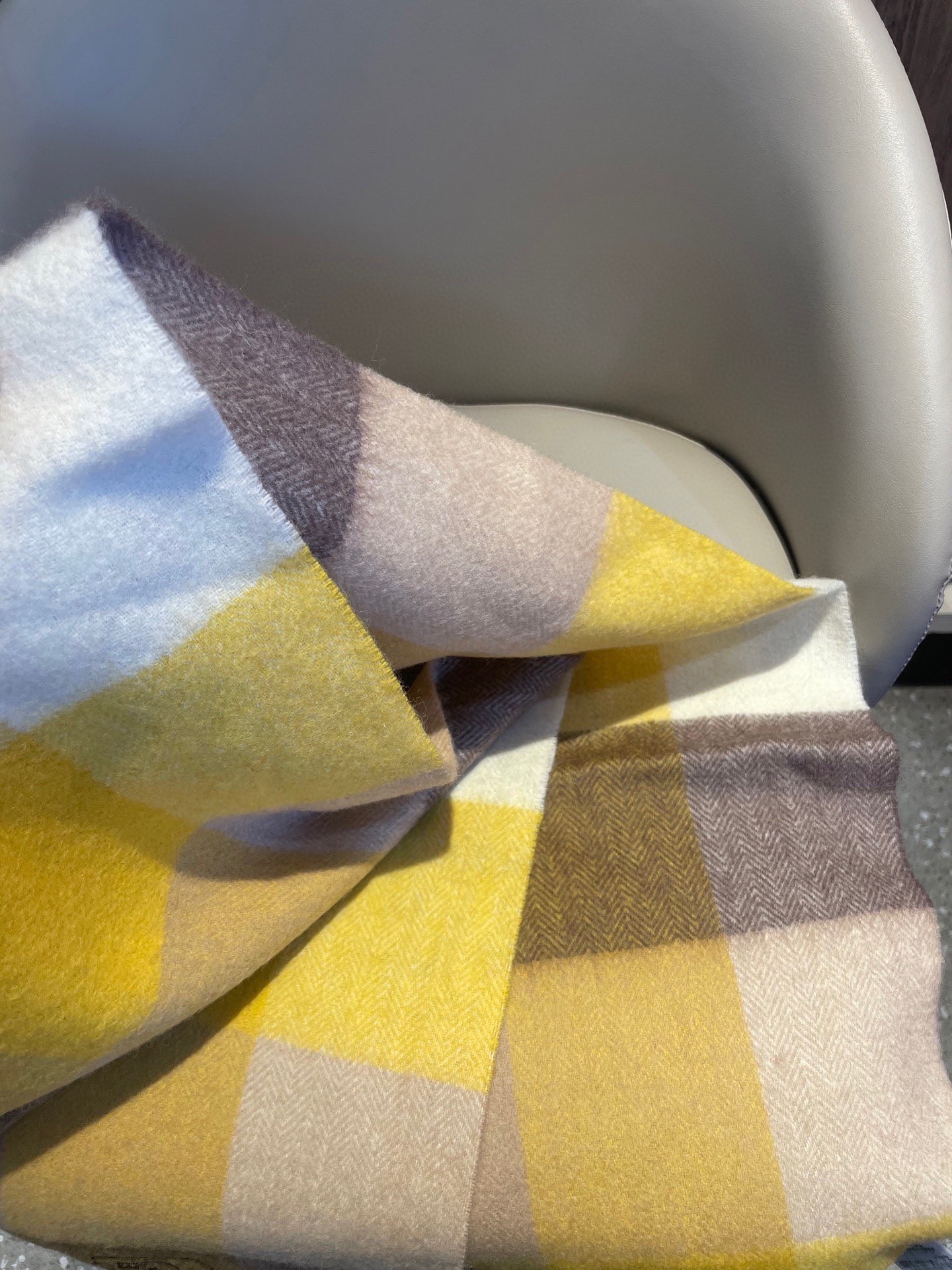 新款🐂牛货，巴宝莉男士女士（格纹战马刺绣）围巾，款式魅力，是经典大方‼面料采用的是客供的羔绒，细腻柔软度