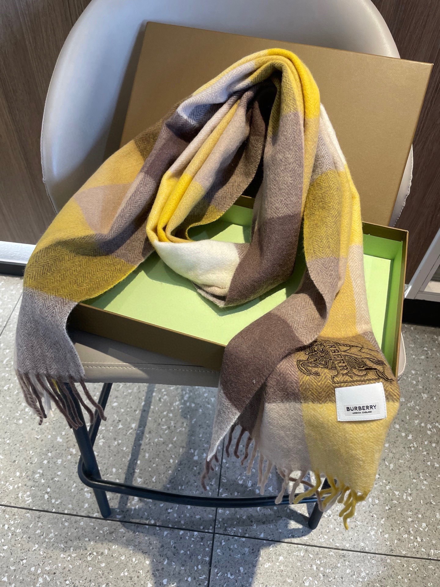 新款🐂牛货，巴宝莉男士女士（格纹战马刺绣）围巾，款式魅力，是经典大方‼面料采用的是客供的羔绒，细腻柔软度