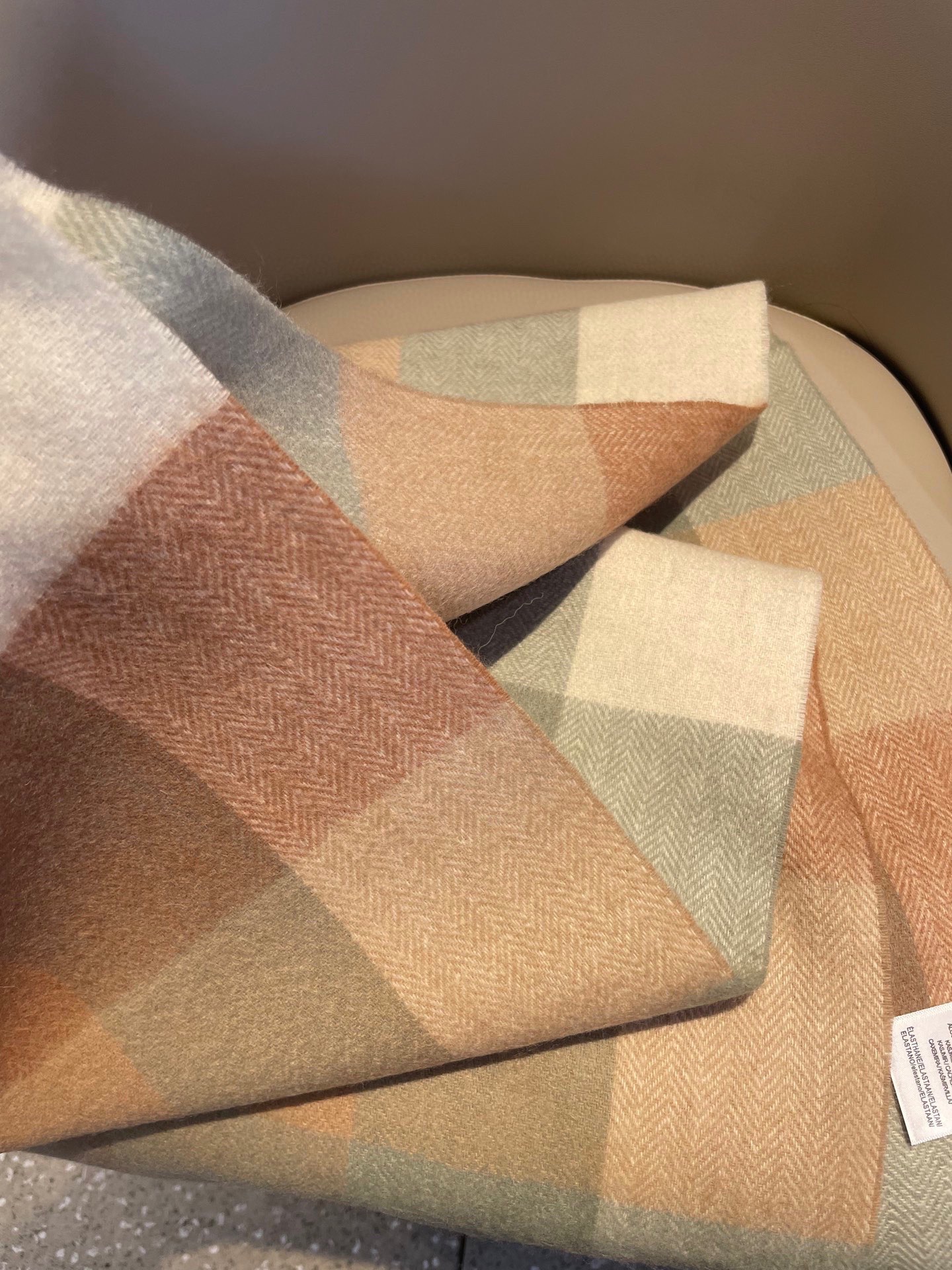 新款🐂牛货，巴宝莉男士女士（格纹战马刺绣）围巾，款式魅力，是经典大方‼面料采用的是客供的羔绒，细腻柔软度