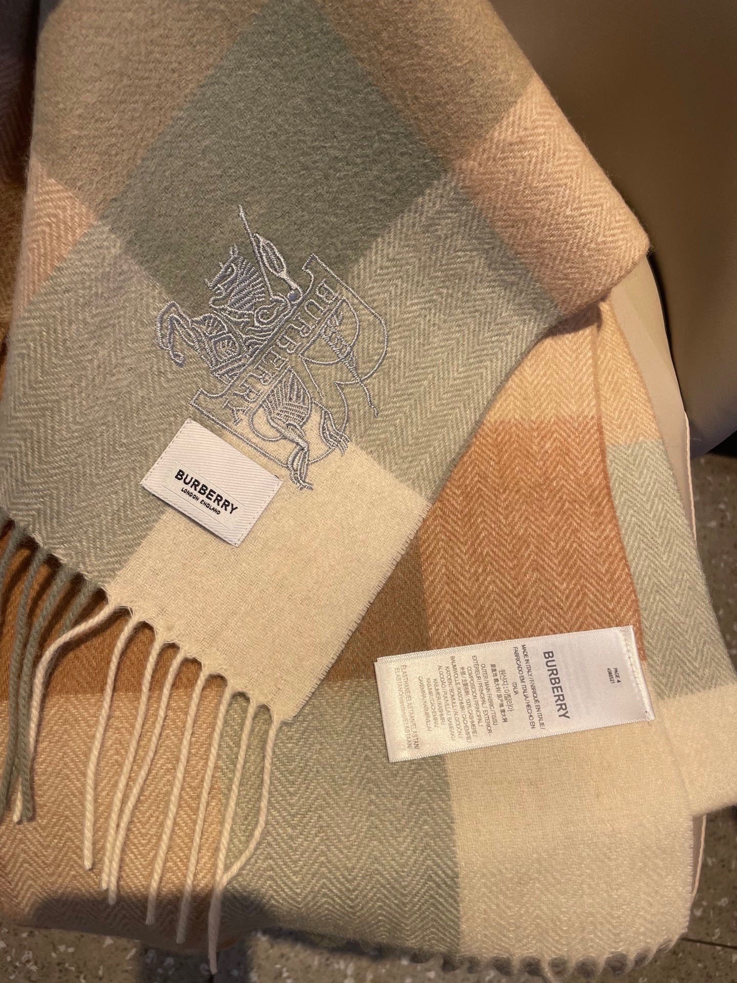 新款🐂牛货，巴宝莉男士女士（格纹战马刺绣）围巾，款式魅力，是经典大方‼面料采用的是客供的羔绒，细腻柔软度