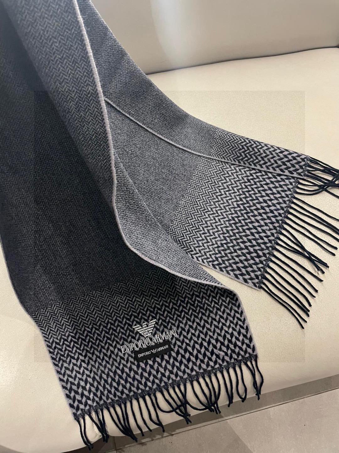 。阿玛尼海外专柜条纹拼色最新男士羊羔毛围巾～惊爆上架🎉国内专柜都没上架，从款式到面料都很赞🎻，经典的条纹