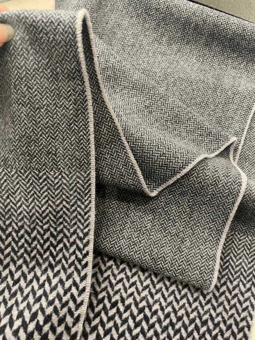 。阿玛尼海外专柜条纹拼色最新男士羊羔毛围巾～惊爆上架🎉国内专柜都没上架，从款式到面料都很赞🎻，经典的条纹