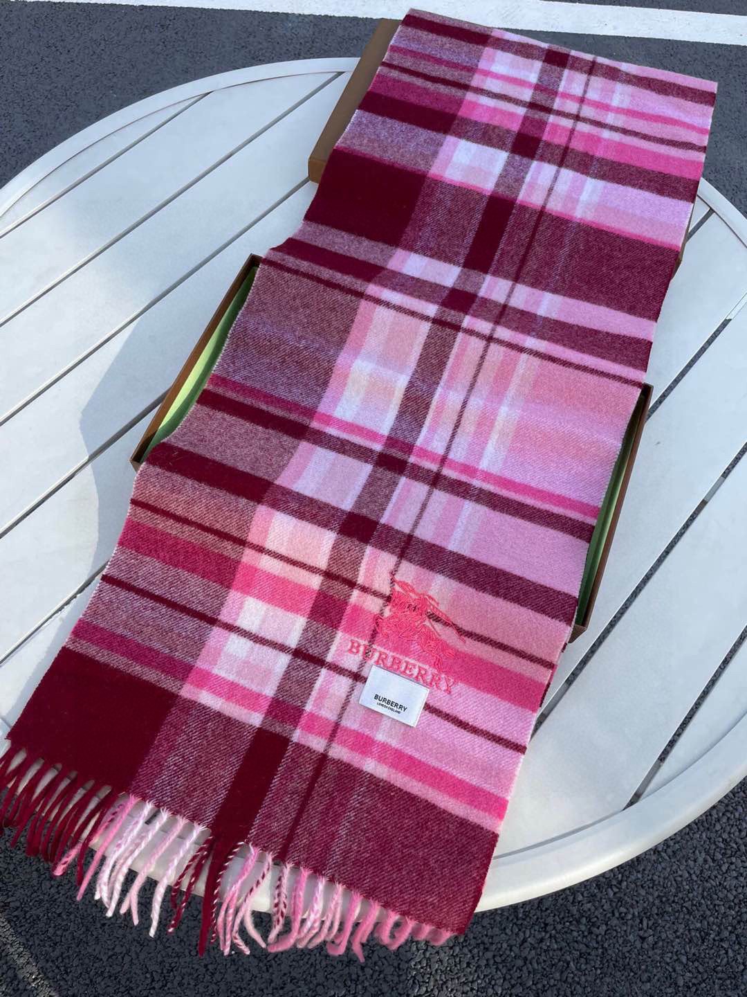 。巴宝莉最新格纹男女福利款❗️😍殿堂级御用芭芭家战马的经典格混绒围巾🧣独家渠道货bulingbuling