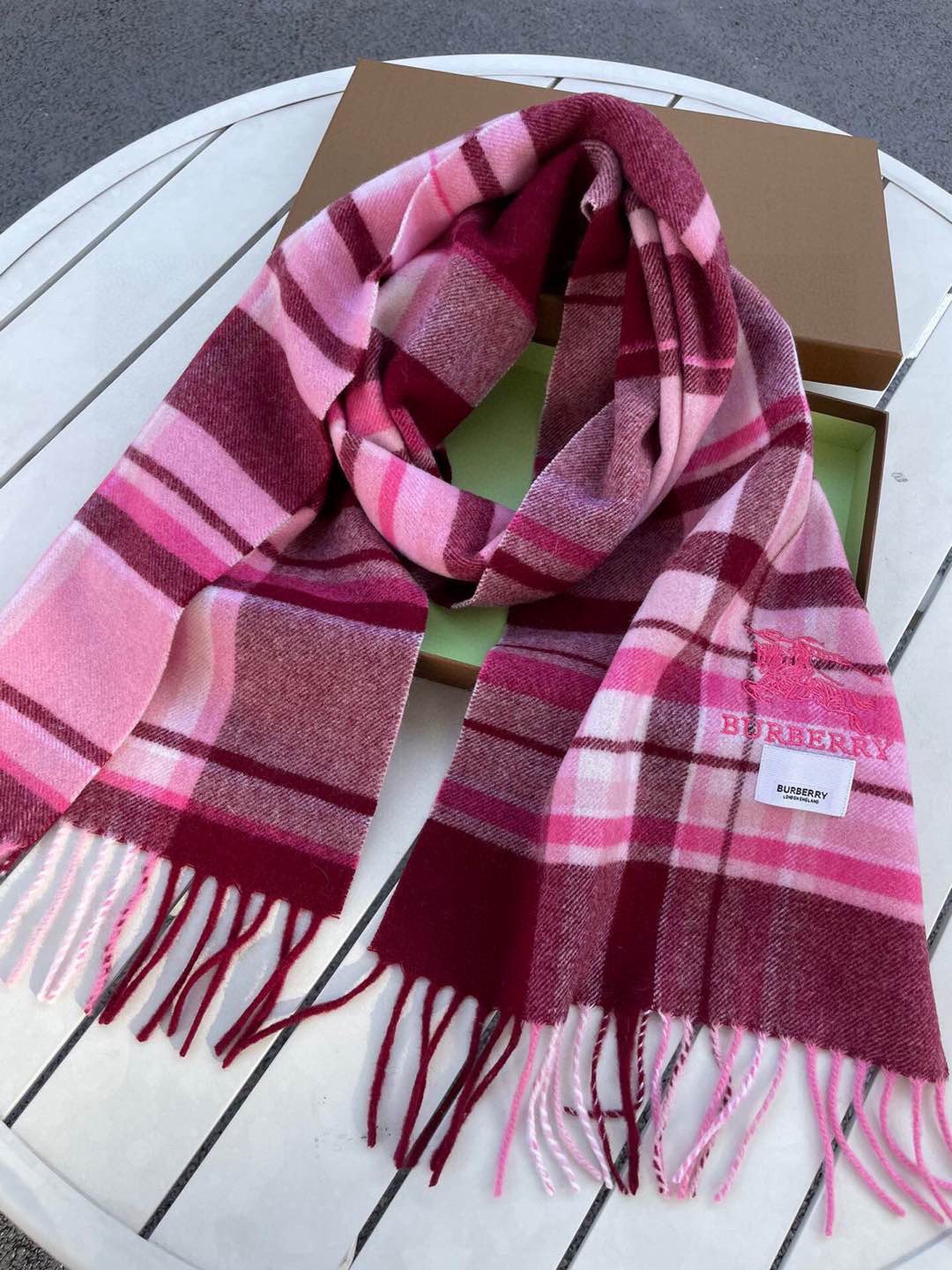 。巴宝莉最新格纹男女福利款❗️😍殿堂级御用芭芭家战马的经典格混绒围巾🧣独家渠道货bulingbuling