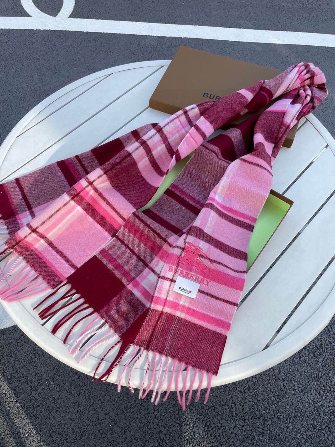。巴宝莉最新格纹男女福利款❗️😍殿堂级御用芭芭家战马的经典格混绒围巾🧣独家渠道货bulingbuling