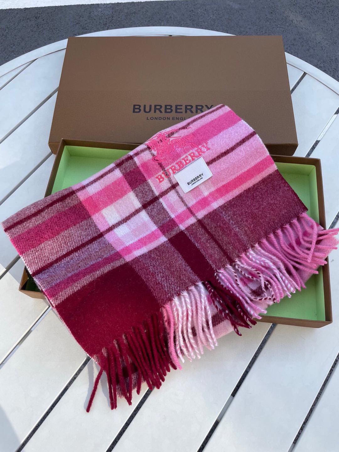 。巴宝莉最新格纹男女福利款❗️😍殿堂级御用芭芭家战马的经典格混绒围巾🧣独家渠道货bulingbuling