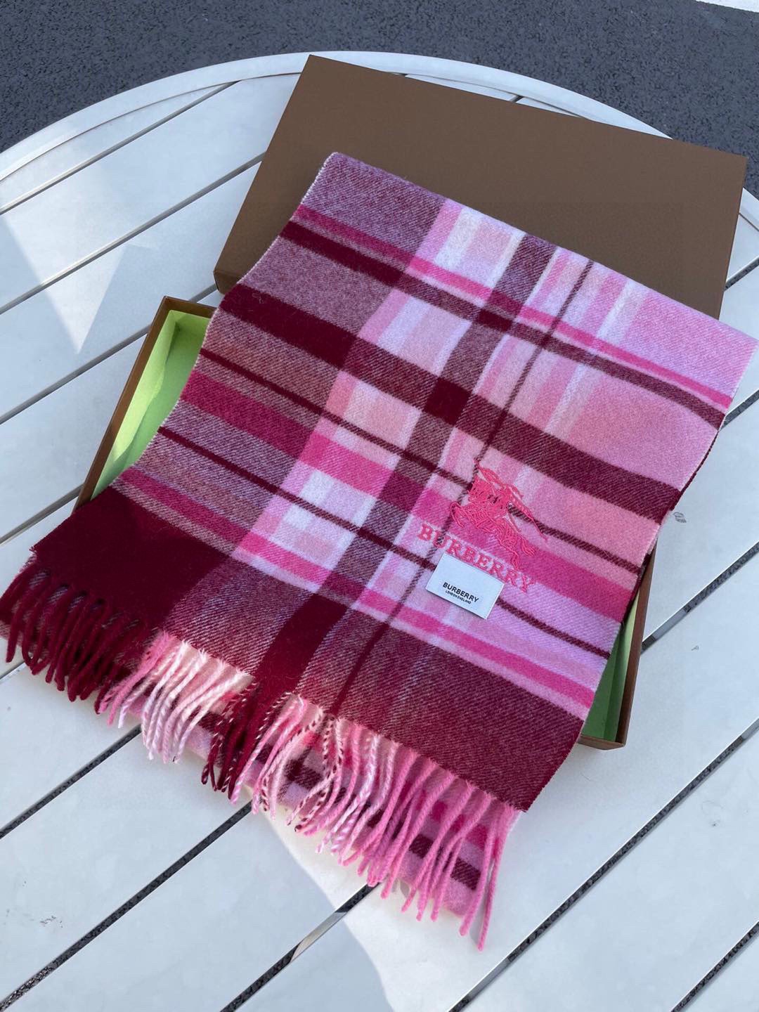 。巴宝莉最新格纹男女福利款❗️😍殿堂级御用芭芭家战马的经典格混绒围巾🧣独家渠道货bulingbuling