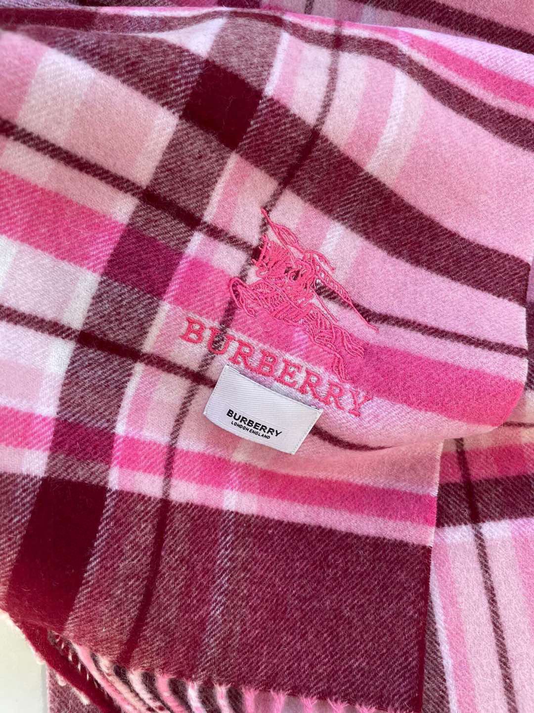 。巴宝莉最新格纹男女福利款❗️😍殿堂级御用芭芭家战马的经典格混绒围巾🧣独家渠道货bulingbuling