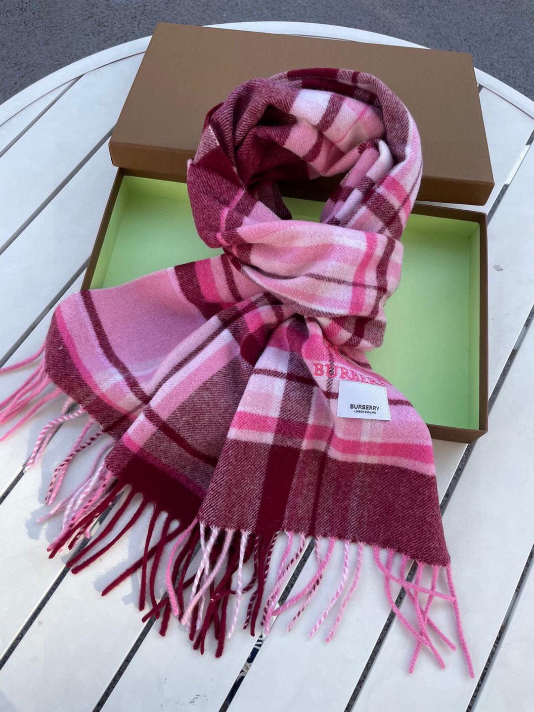 。巴宝莉最新格纹男女福利款❗️😍殿堂级御用芭芭家战马的经典格混绒围巾🧣独家渠道货bulingbuling