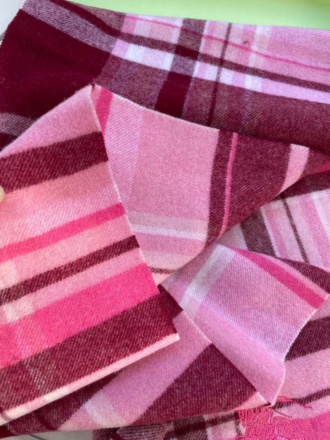 。巴宝莉最新格纹男女福利款❗️😍殿堂级御用芭芭家战马的经典格混绒围巾🧣独家渠道货bulingbuling