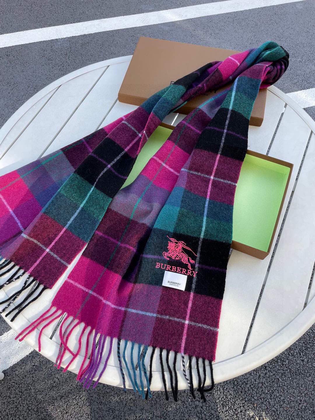 。巴宝莉最新格纹男女福利款❗️😍殿堂级御用芭芭家战马的经典格混绒围巾🧣独家渠道货bulingbuling