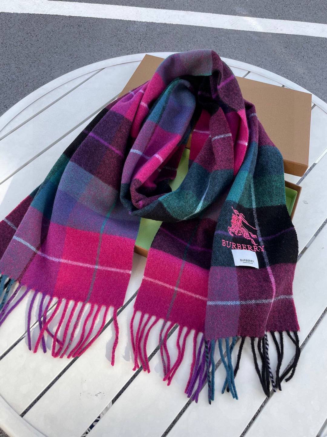 。巴宝莉最新格纹男女福利款❗️😍殿堂级御用芭芭家战马的经典格混绒围巾🧣独家渠道货bulingbuling