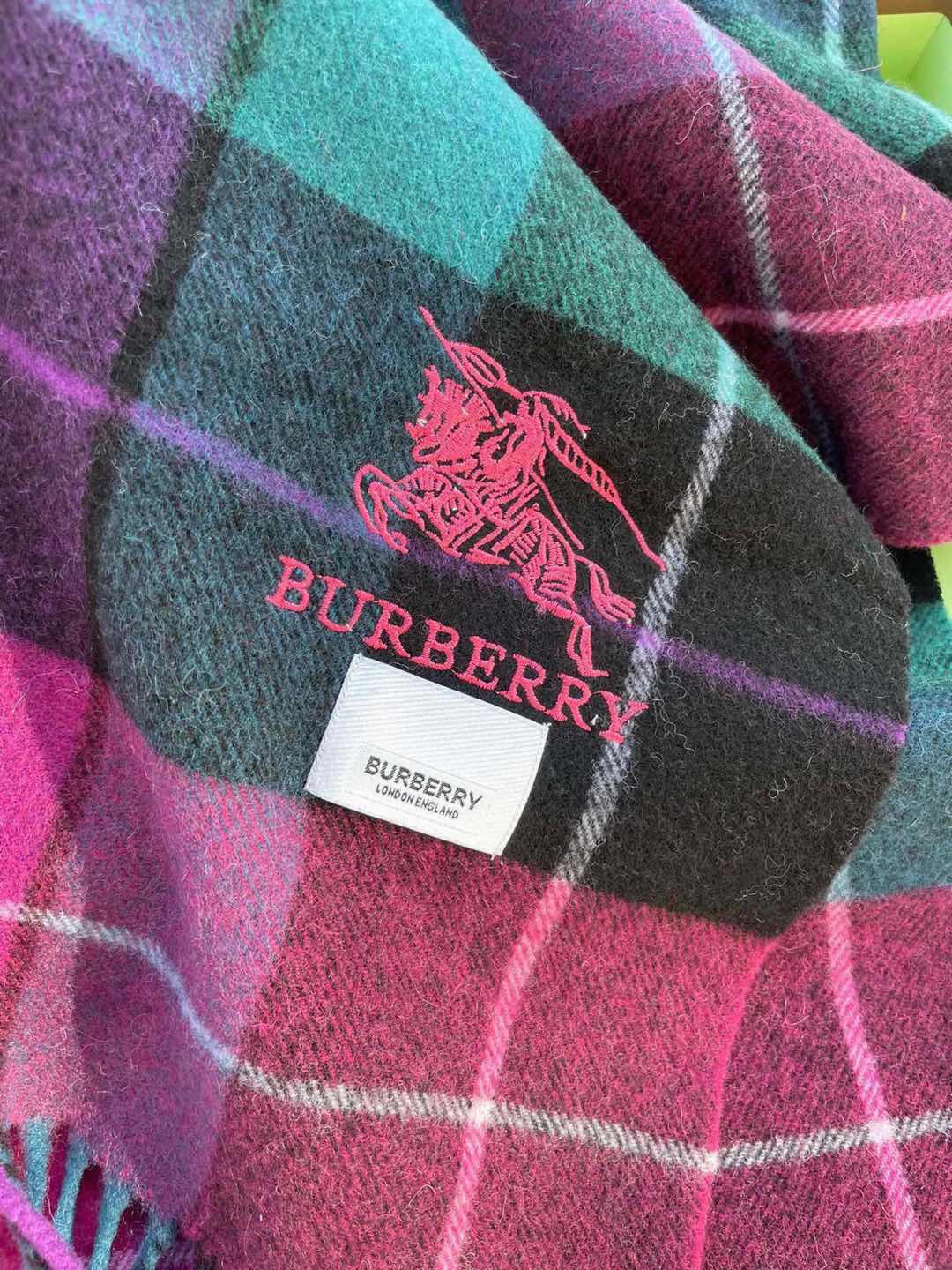 。巴宝莉最新格纹男女福利款❗️😍殿堂级御用芭芭家战马的经典格混绒围巾🧣独家渠道货bulingbuling