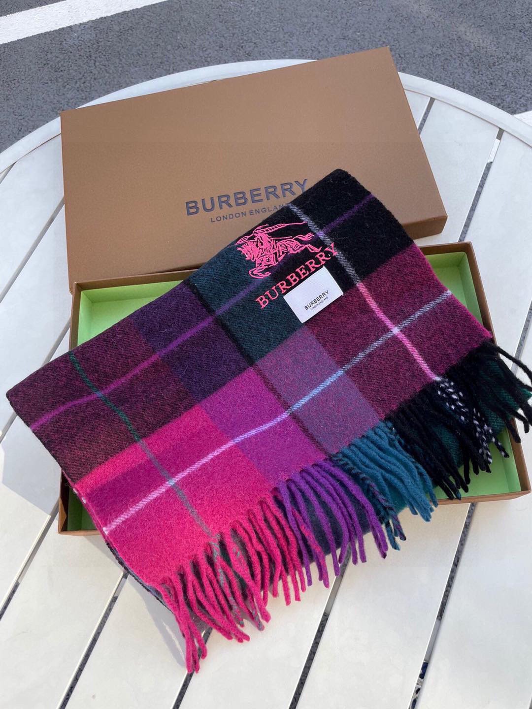 。巴宝莉最新格纹男女福利款❗️😍殿堂级御用芭芭家战马的经典格混绒围巾🧣独家渠道货bulingbuling