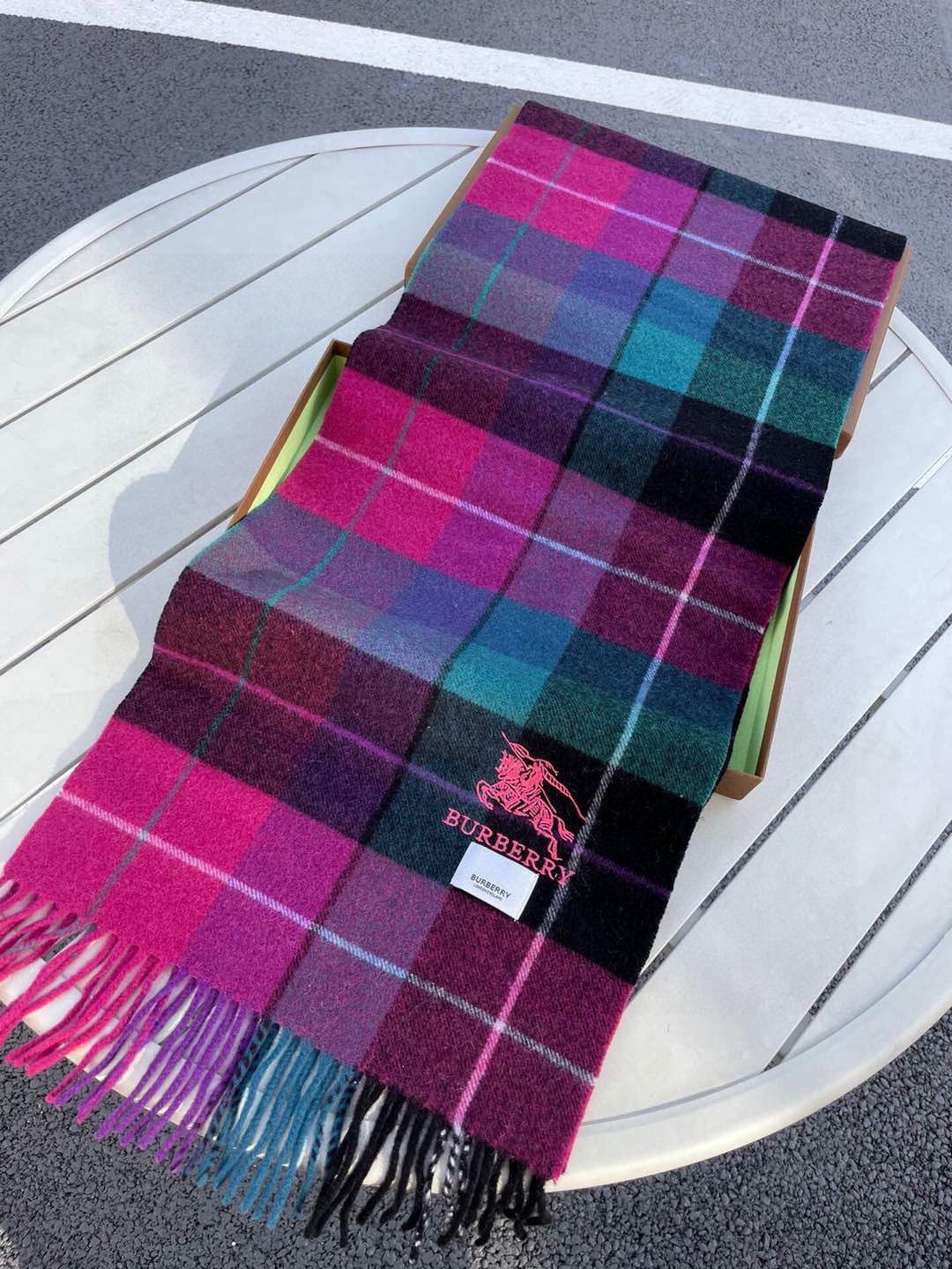 。巴宝莉最新格纹男女福利款❗️😍殿堂级御用芭芭家战马的经典格混绒围巾🧣独家渠道货bulingbuling