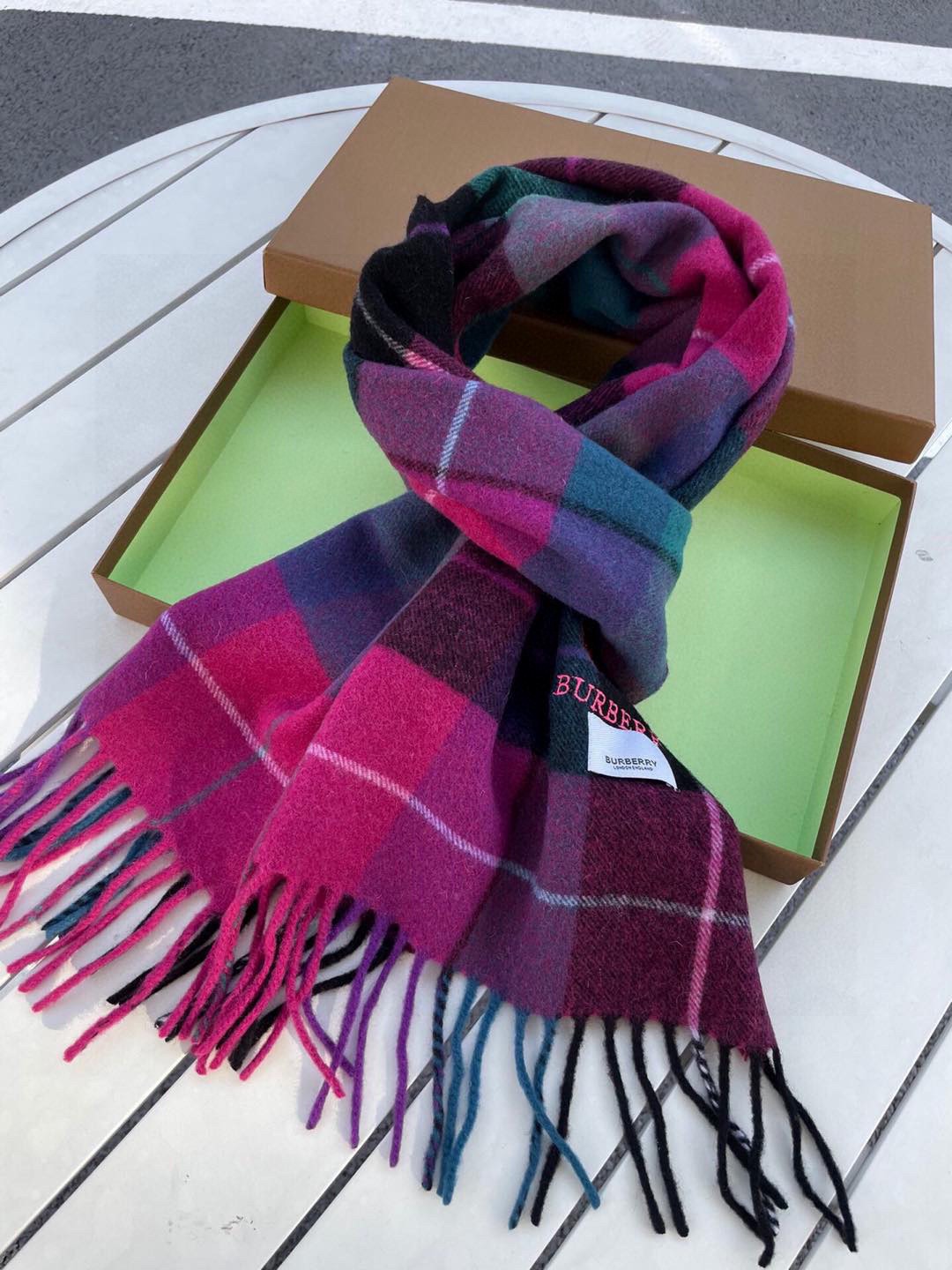 。巴宝莉最新格纹男女福利款❗️😍殿堂级御用芭芭家战马的经典格混绒围巾🧣独家渠道货bulingbuling