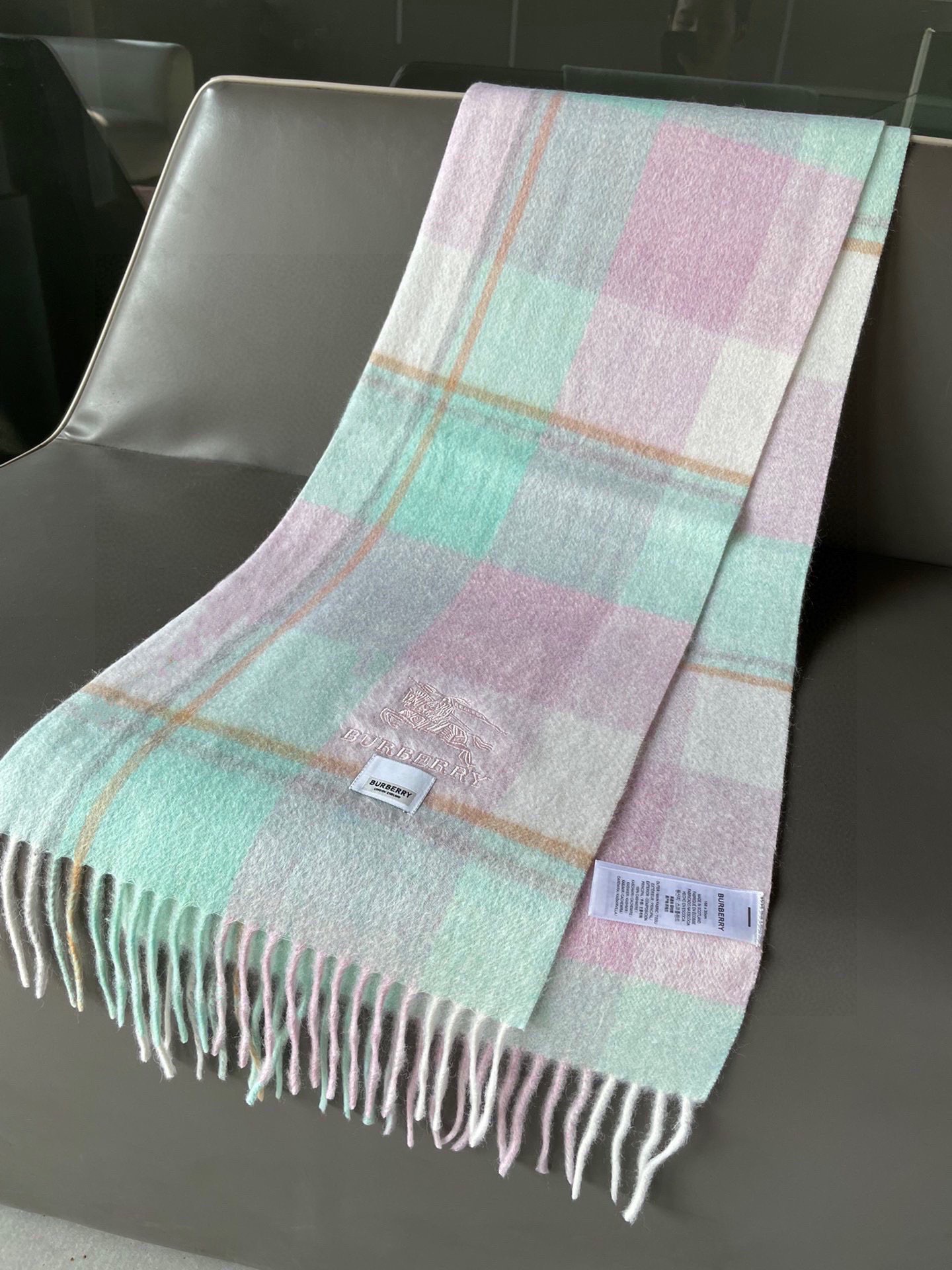 。巴宝莉最新格纹男女福利款❗️😍殿堂级御用芭芭家战马的经典格混绒围巾🧣独家渠道货bulingbuling