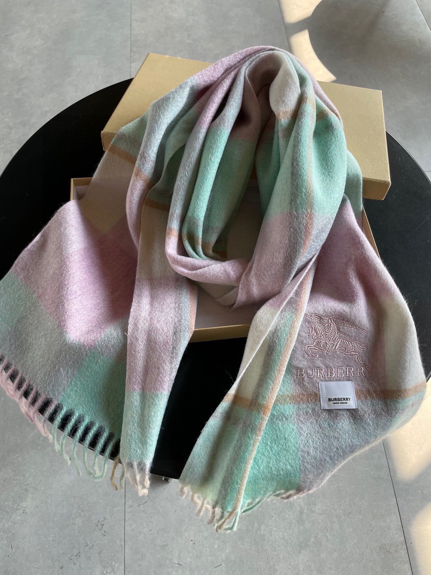 。巴宝莉最新格纹男女福利款❗️😍殿堂级御用芭芭家战马的经典格混绒围巾🧣独家渠道货bulingbuling