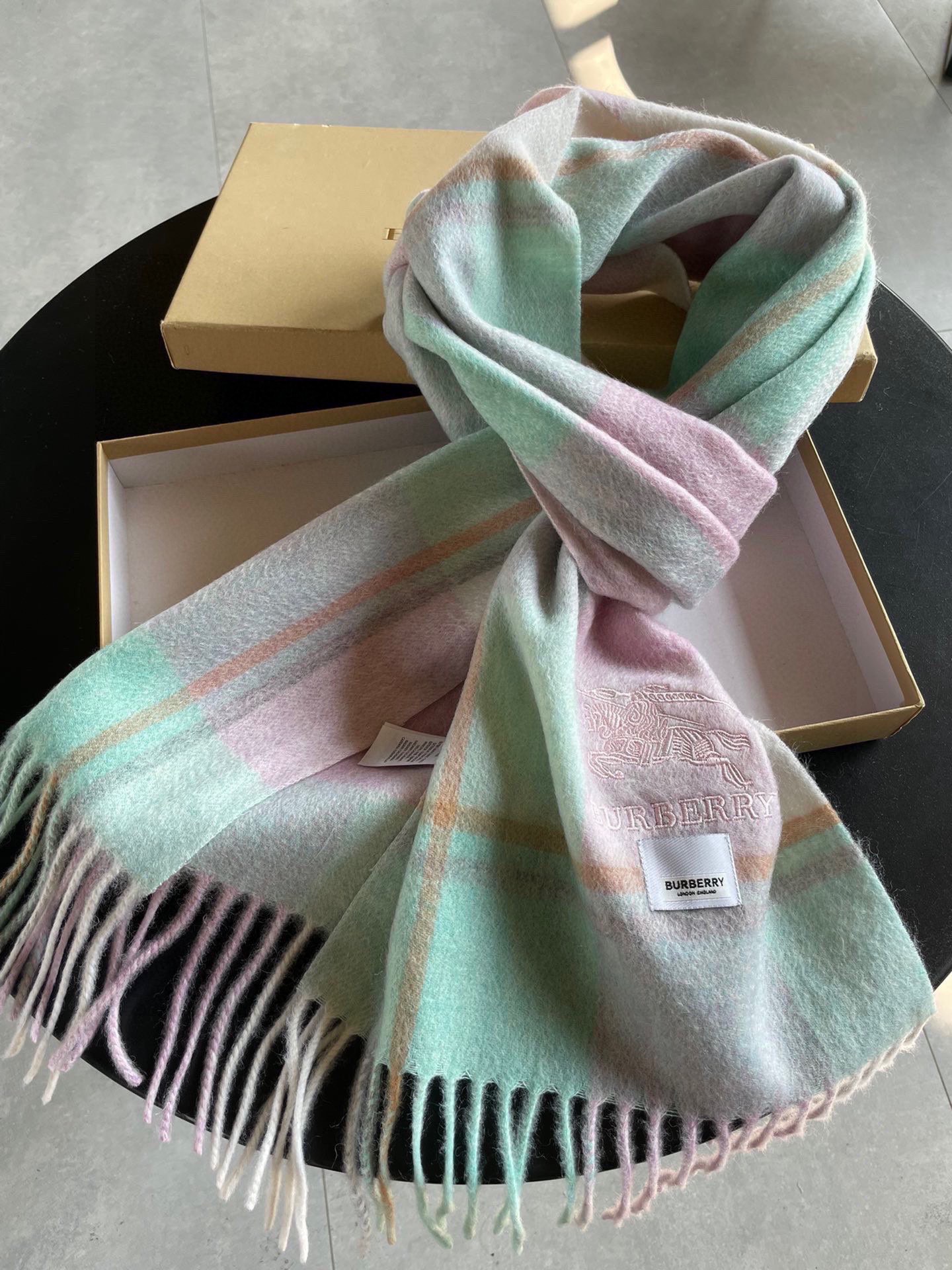 。巴宝莉最新格纹男女福利款❗️😍殿堂级御用芭芭家战马的经典格混绒围巾🧣独家渠道货bulingbuling