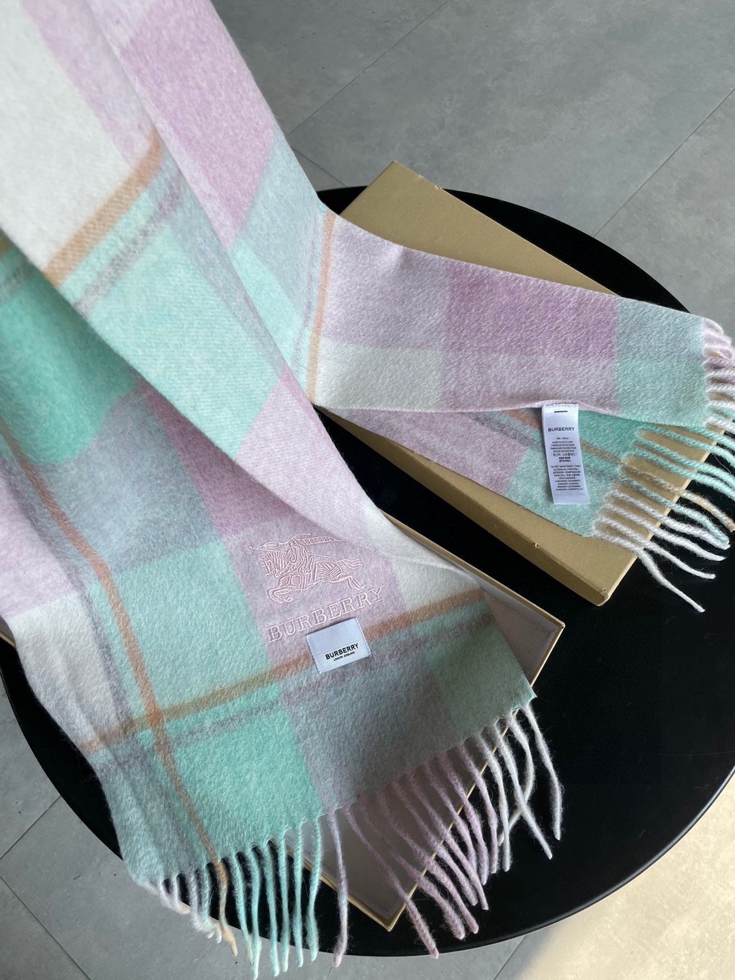 。巴宝莉最新格纹男女福利款❗️😍殿堂级御用芭芭家战马的经典格混绒围巾🧣独家渠道货bulingbuling