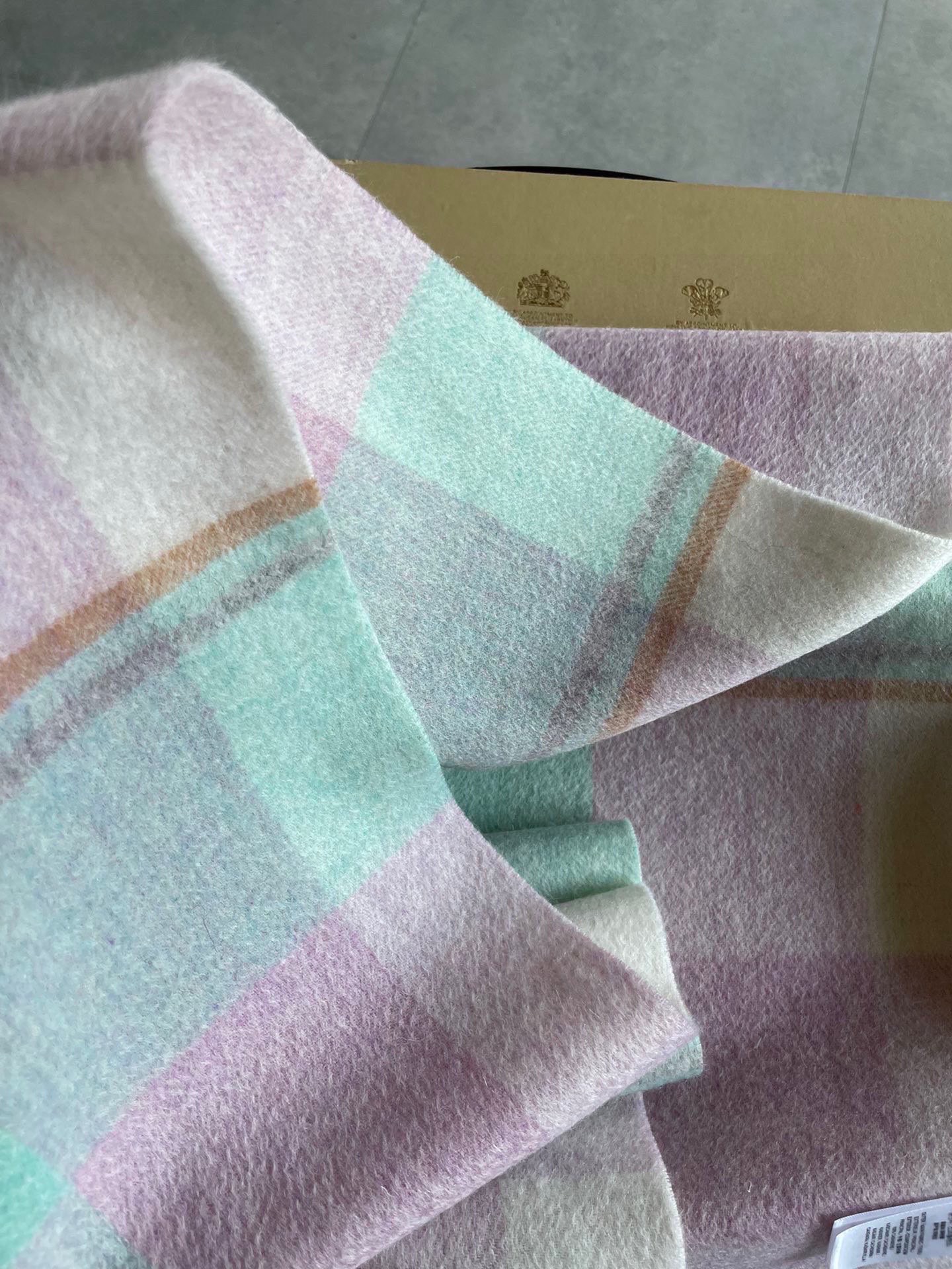 。巴宝莉最新格纹男女福利款❗️😍殿堂级御用芭芭家战马的经典格混绒围巾🧣独家渠道货bulingbuling