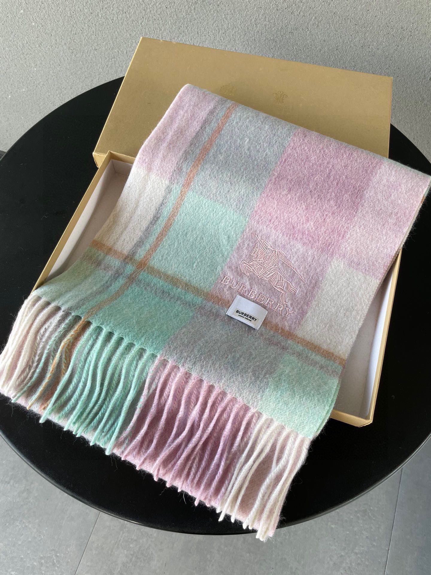 。巴宝莉最新格纹男女福利款❗️😍殿堂级御用芭芭家战马的经典格混绒围巾🧣独家渠道货bulingbuling