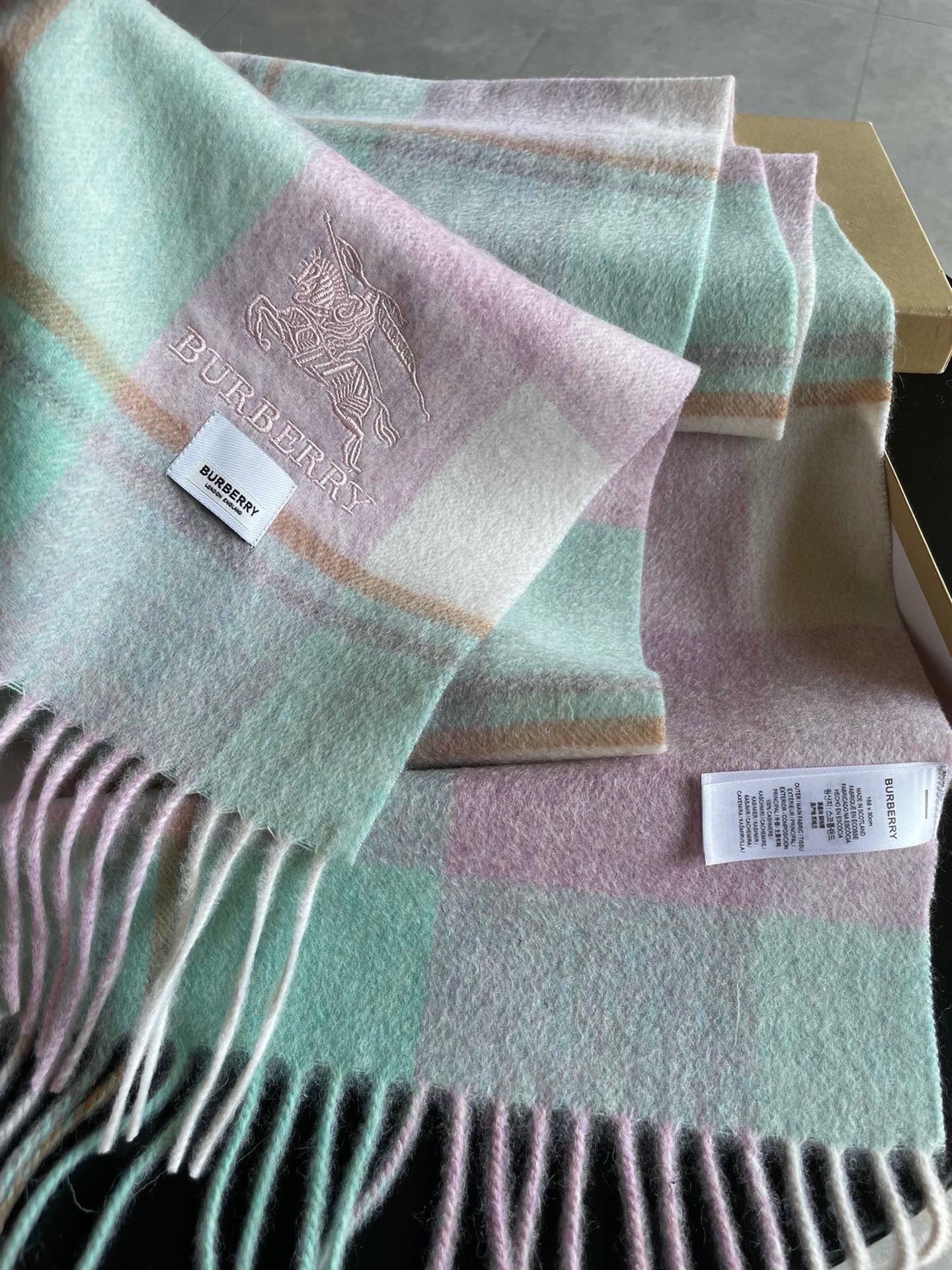 。巴宝莉最新格纹男女福利款❗️😍殿堂级御用芭芭家战马的经典格混绒围巾🧣独家渠道货bulingbuling