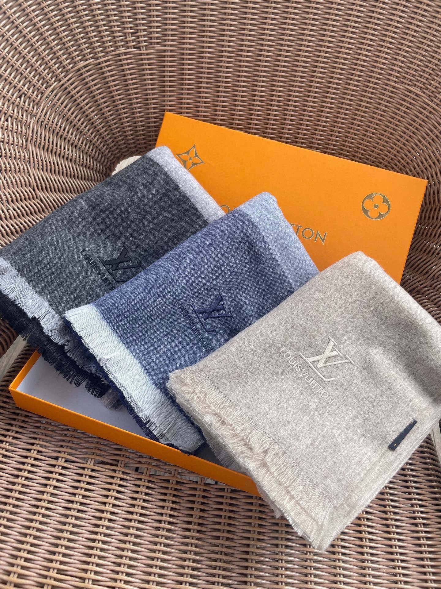 路易威登LV男女同款披肩✨羊绒经典格纹👐围巾♨️高尖端产物⚠️，经典logo刺绣，时尚大牌的顶尖设计款💕