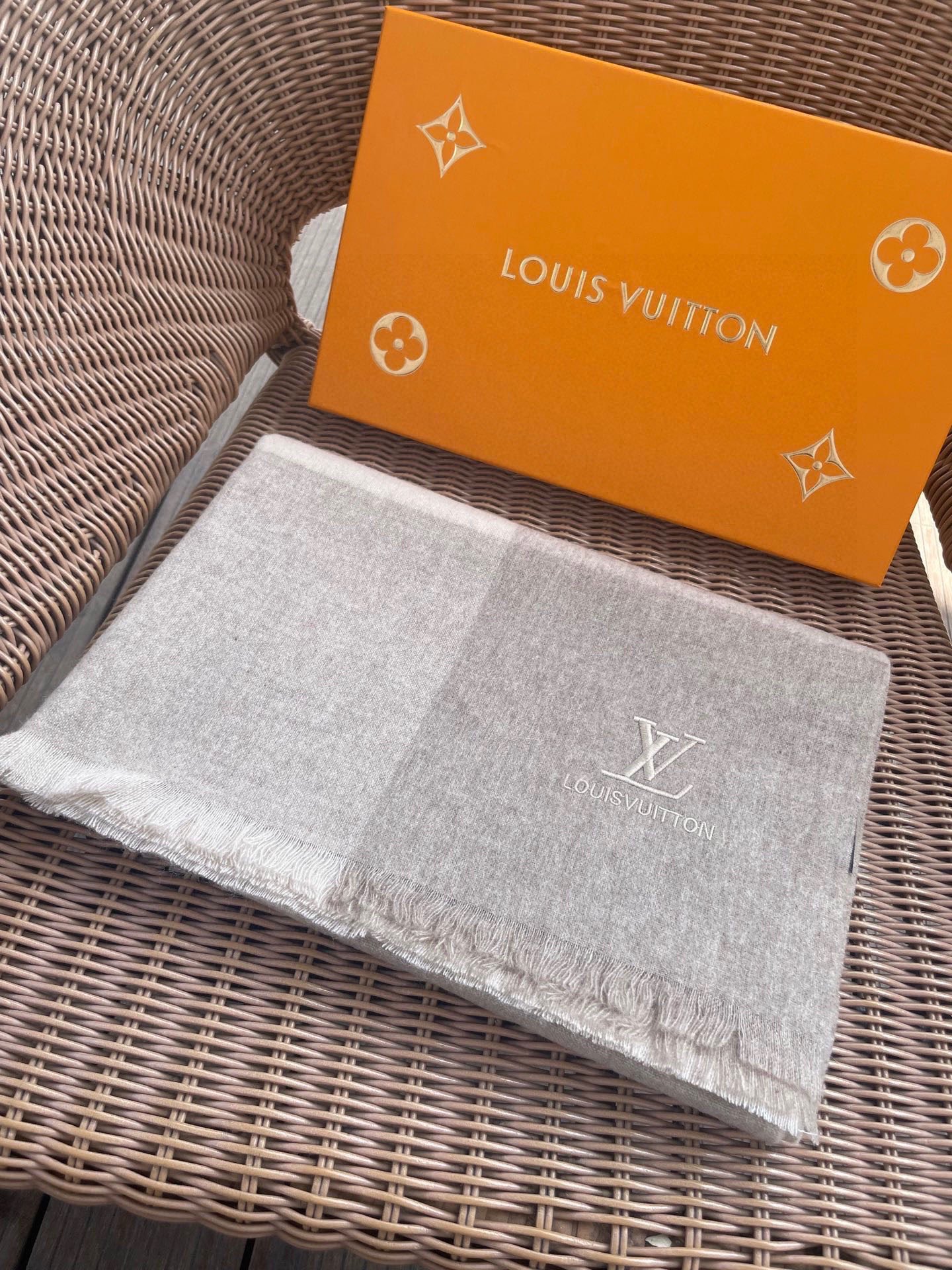 路易威登LV男女同款披肩✨羊绒经典格纹👐围巾♨️高尖端产物⚠️，经典logo刺绣，时尚大牌的顶尖设计款💕