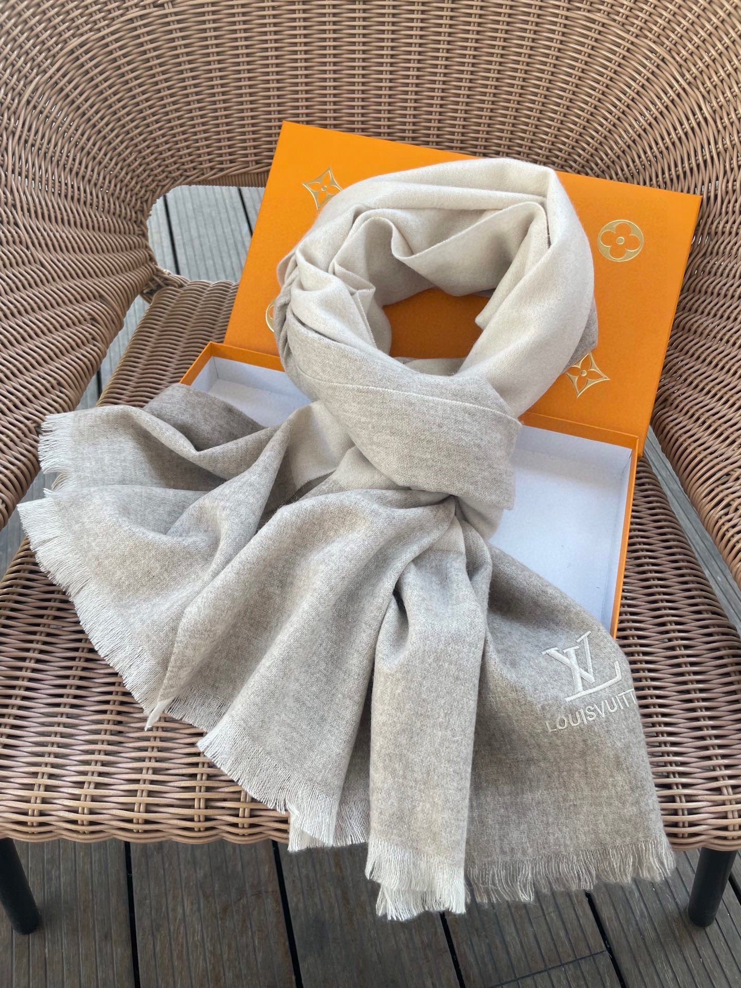 路易威登LV男女同款披肩✨羊绒经典格纹👐围巾♨️高尖端产物⚠️，经典logo刺绣，时尚大牌的顶尖设计款💕