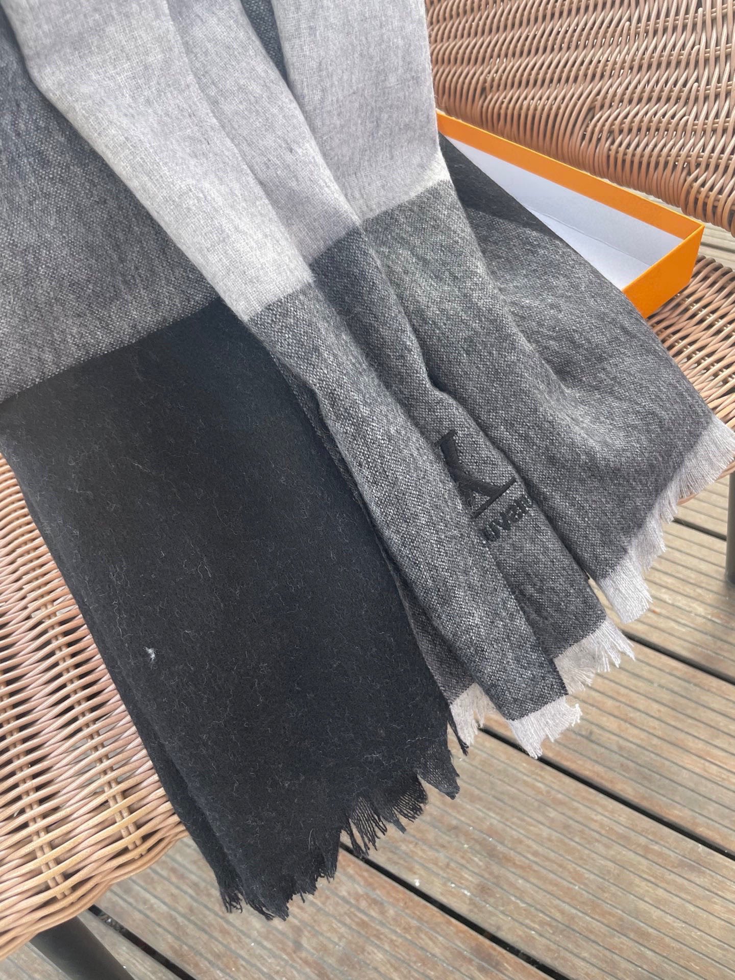 路易威登LV男女同款披肩✨羊绒经典格纹👐围巾♨️高尖端产物⚠️，经典logo刺绣，时尚大牌的顶尖设计款💕