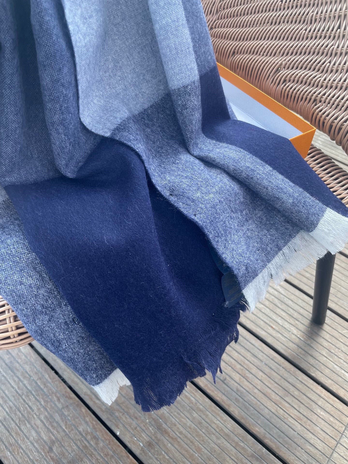 路易威登LV男女同款披肩✨羊绒经典格纹👐围巾♨️高尖端产物⚠️，经典logo刺绣，时尚大牌的顶尖设计款💕