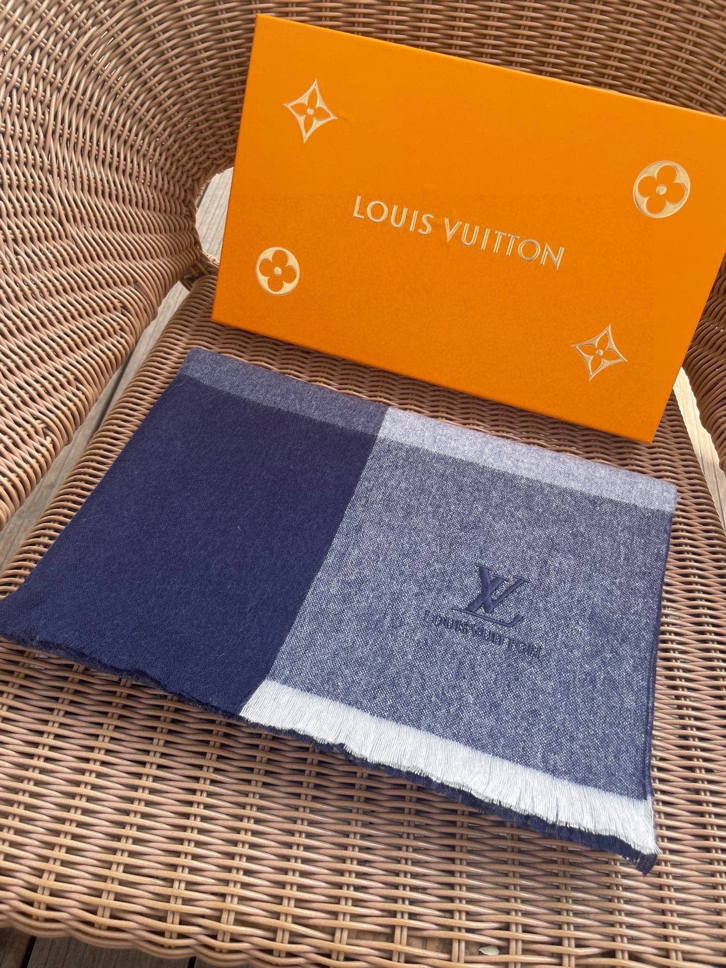 路易威登LV男女同款披肩✨羊绒经典格纹👐围巾♨️高尖端产物⚠️，经典logo刺绣，时尚大牌的顶尖设计款💕