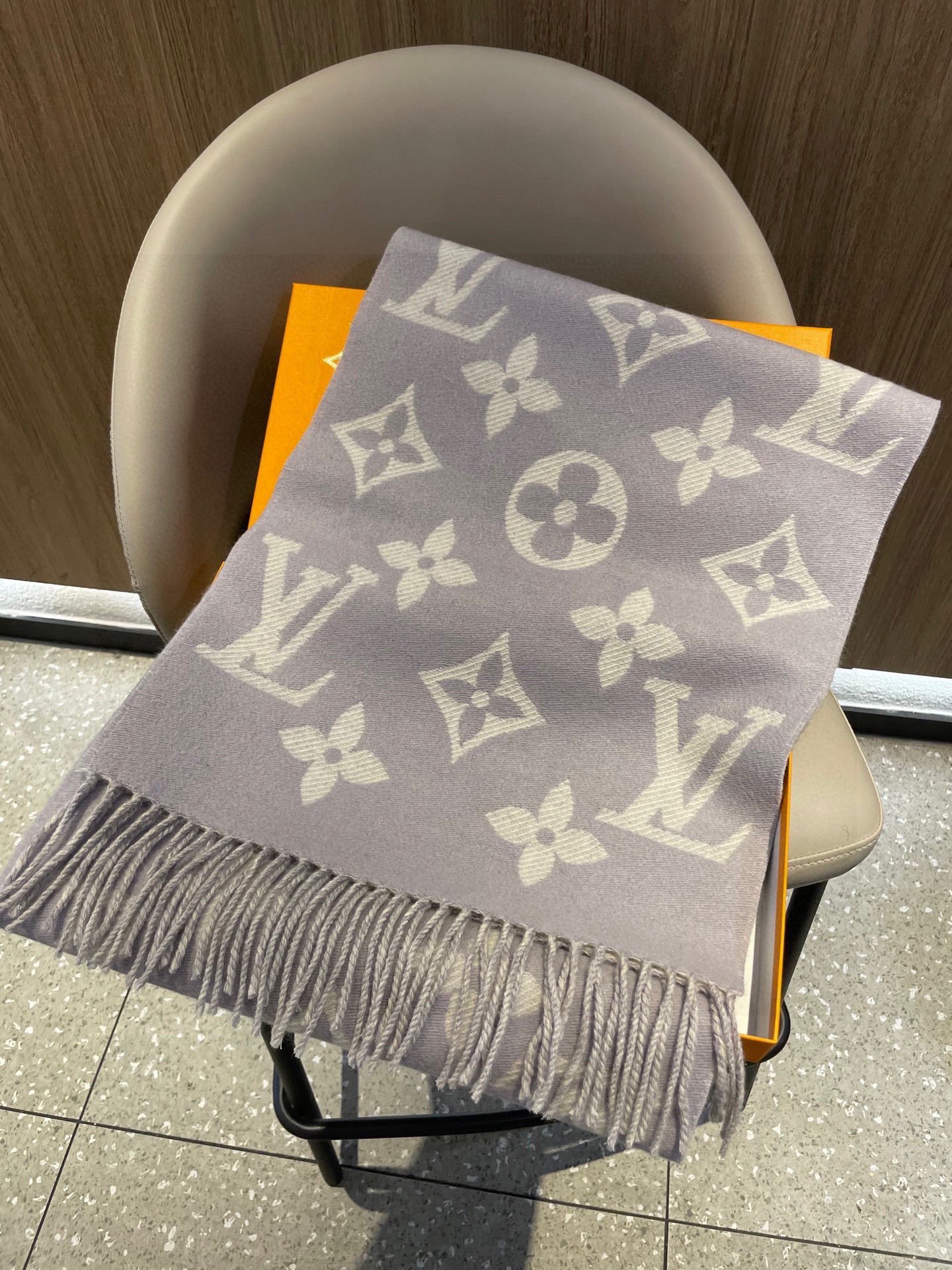 终于出货啦，今年热度最高的嫩粉拼白围巾本款LVEssential围巾聚焦大元素，以Monogram图案和