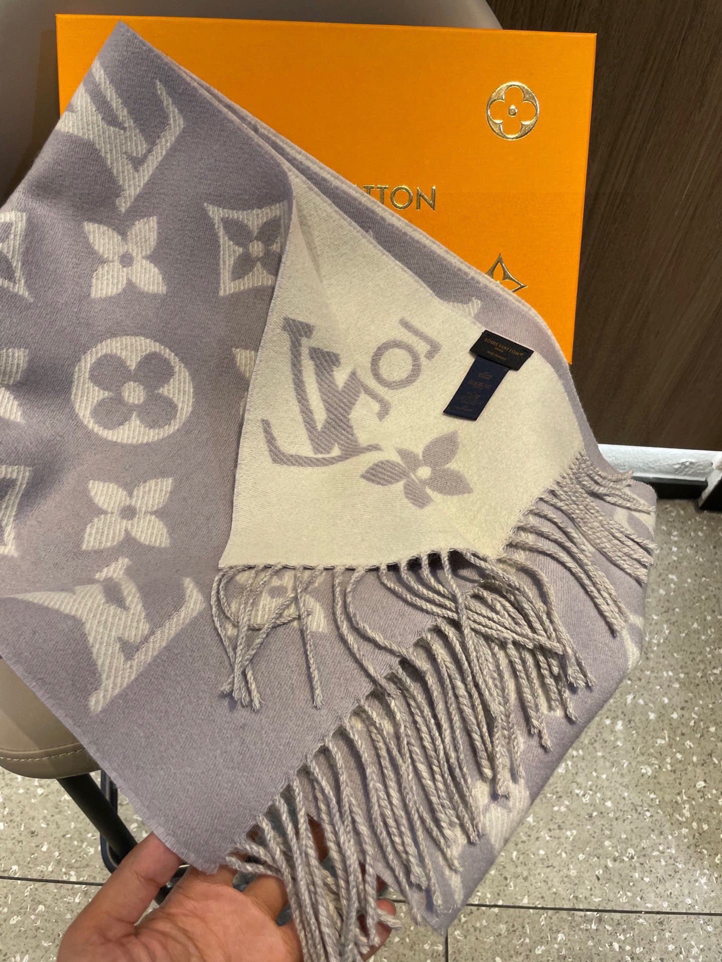 终于出货啦，今年热度最高的嫩粉拼白围巾本款LVEssential围巾聚焦大元素，以Monogram图案和