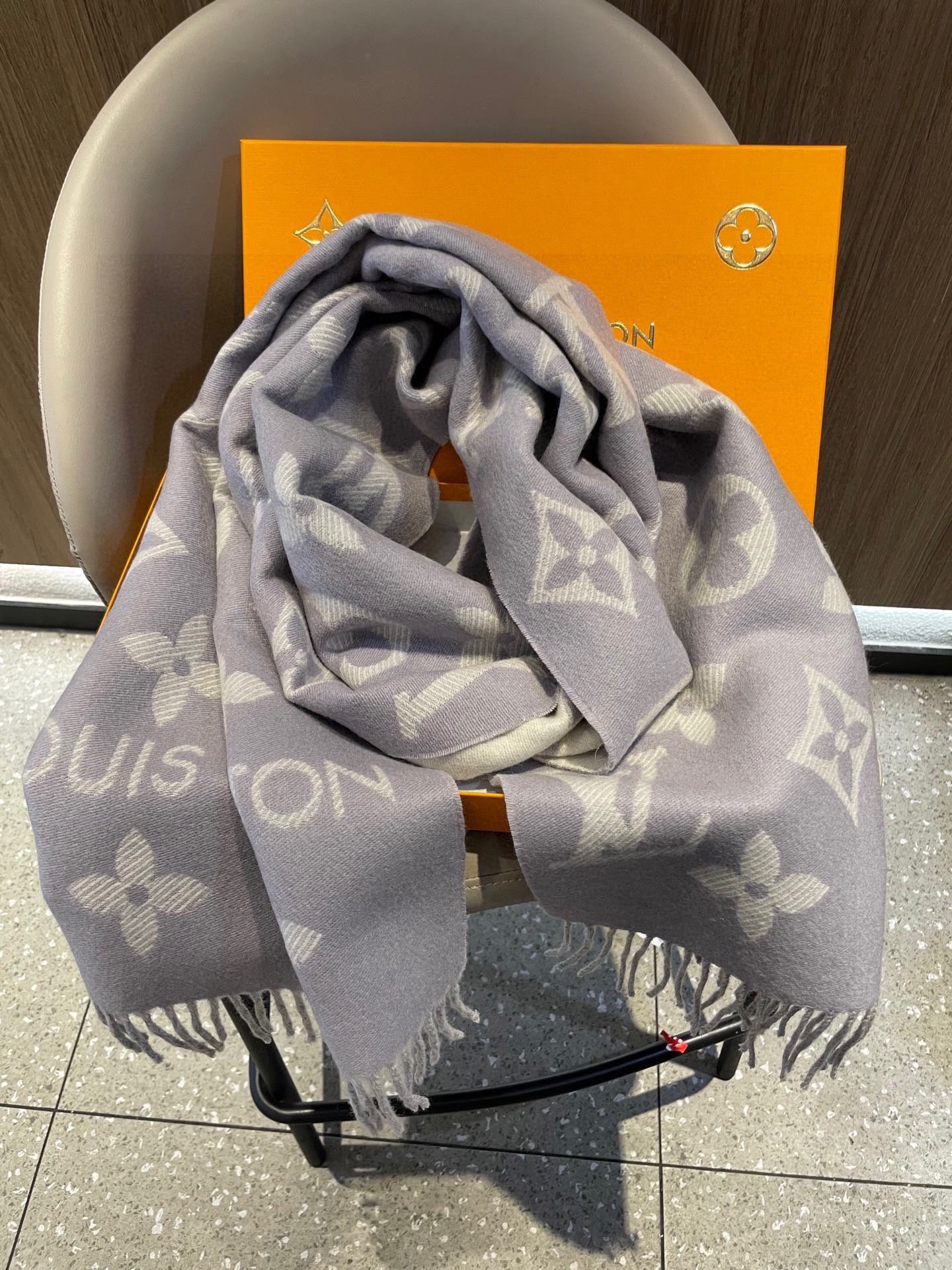 终于出货啦，今年热度最高的嫩粉拼白围巾本款LVEssential围巾聚焦大元素，以Monogram图案和