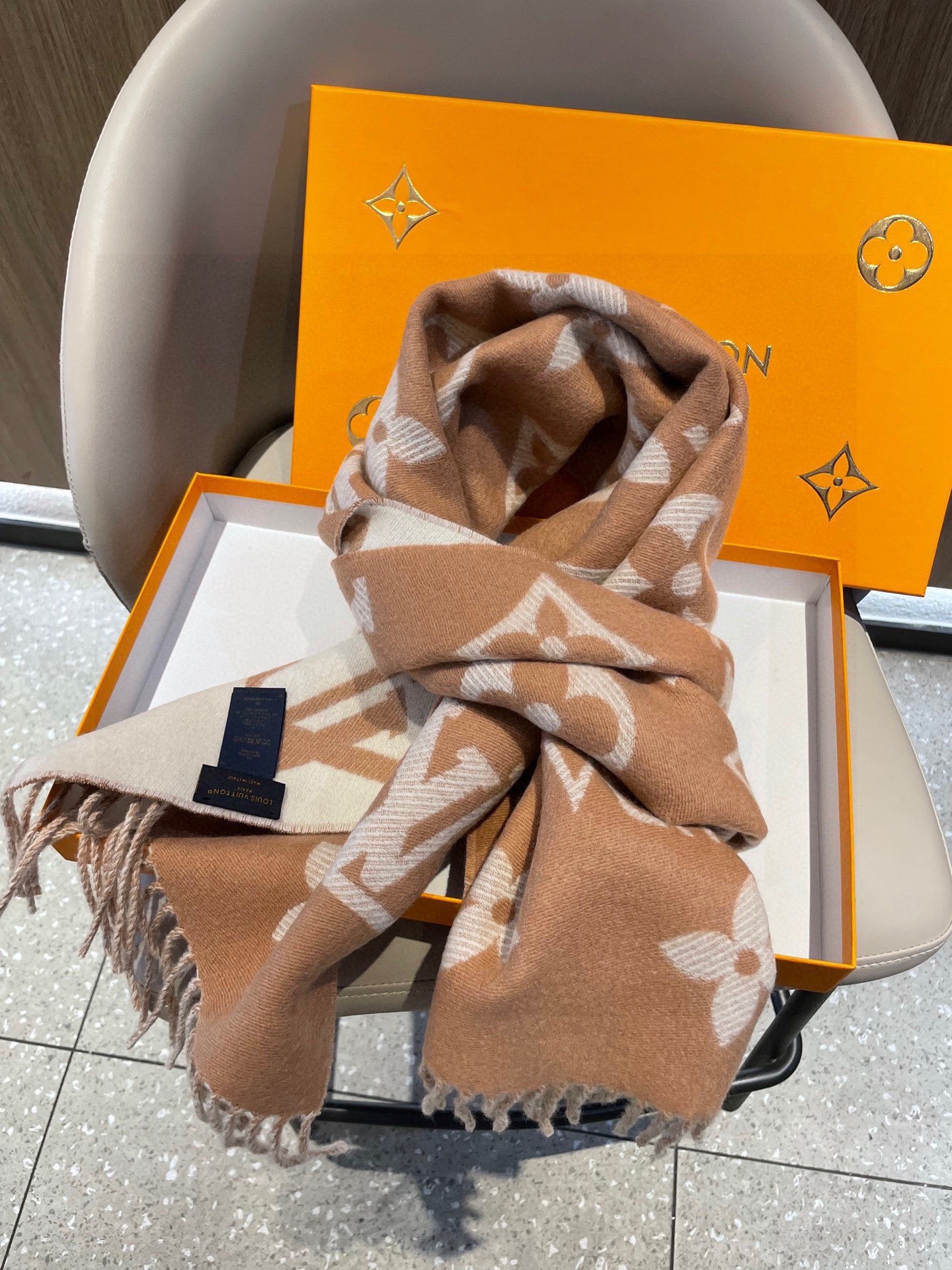 终于出货啦，今年热度最高的嫩粉拼白围巾本款LVEssential围巾聚焦大元素，以Monogram图案和