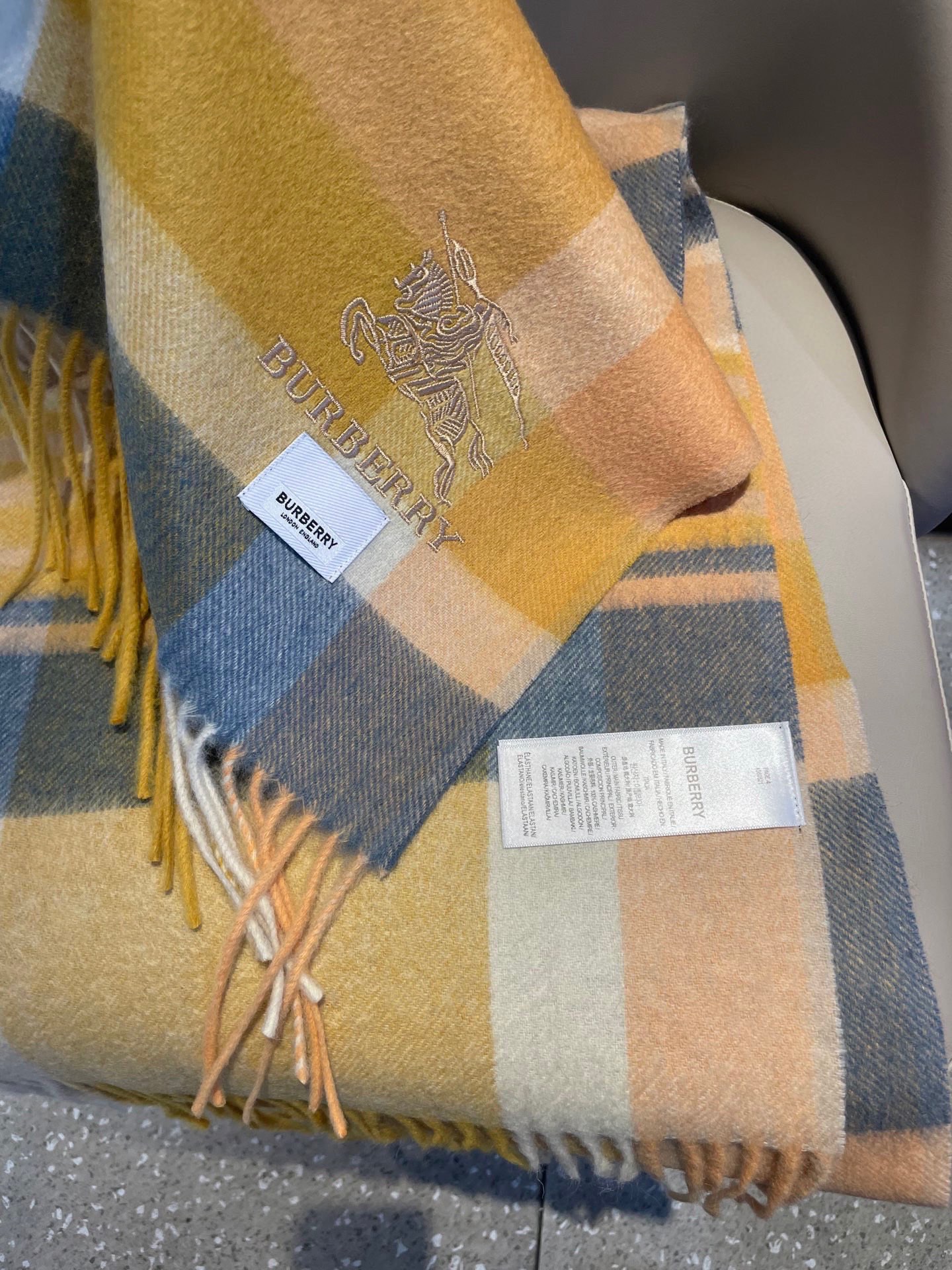 巴宝莉男士女士（格纹战马刺绣）围巾，款式魅力，是经典大方‼面料采用的是客供的羔绒，细腻柔软度都非常的好，