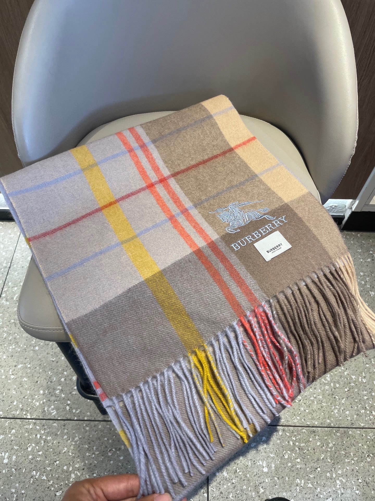 巴宝莉男士女士（格纹战马刺绣）围巾，款式魅力，是经典大方‼面料采用的是客供的羔绒，细腻柔软度都非常的好，