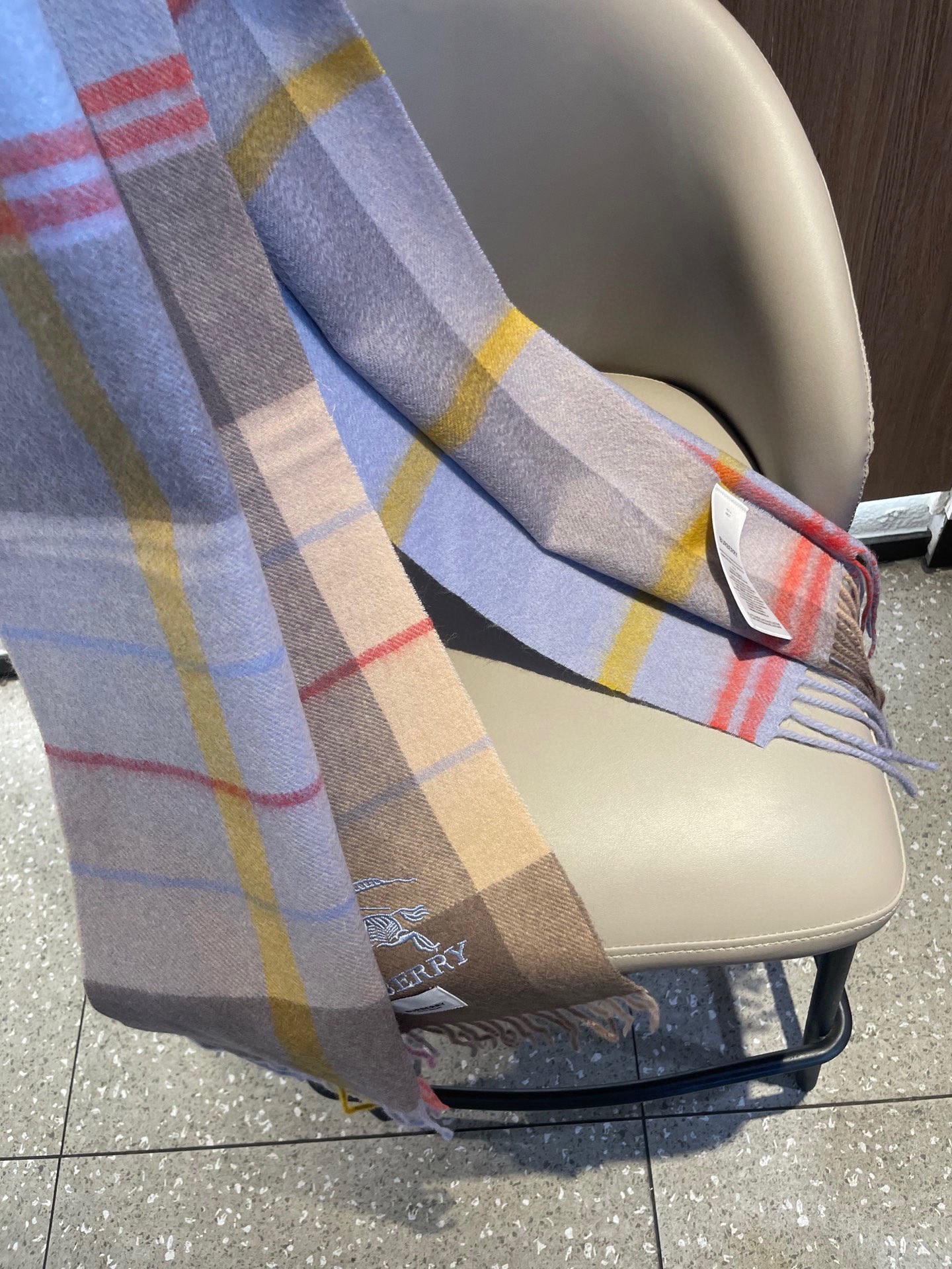 巴宝莉男士女士（格纹战马刺绣）围巾，款式魅力，是经典大方‼面料采用的是客供的羔绒，细腻柔软度都非常的好，