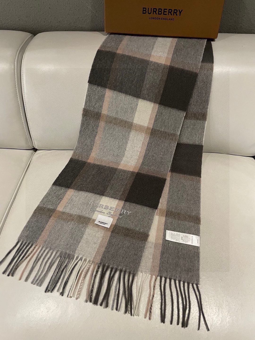 巴宝莉BURBERRY字母专柜款❗️ 顶级出口尾单刺绣👍货不多，下手一定要快，真心美的让人非常非常心动 